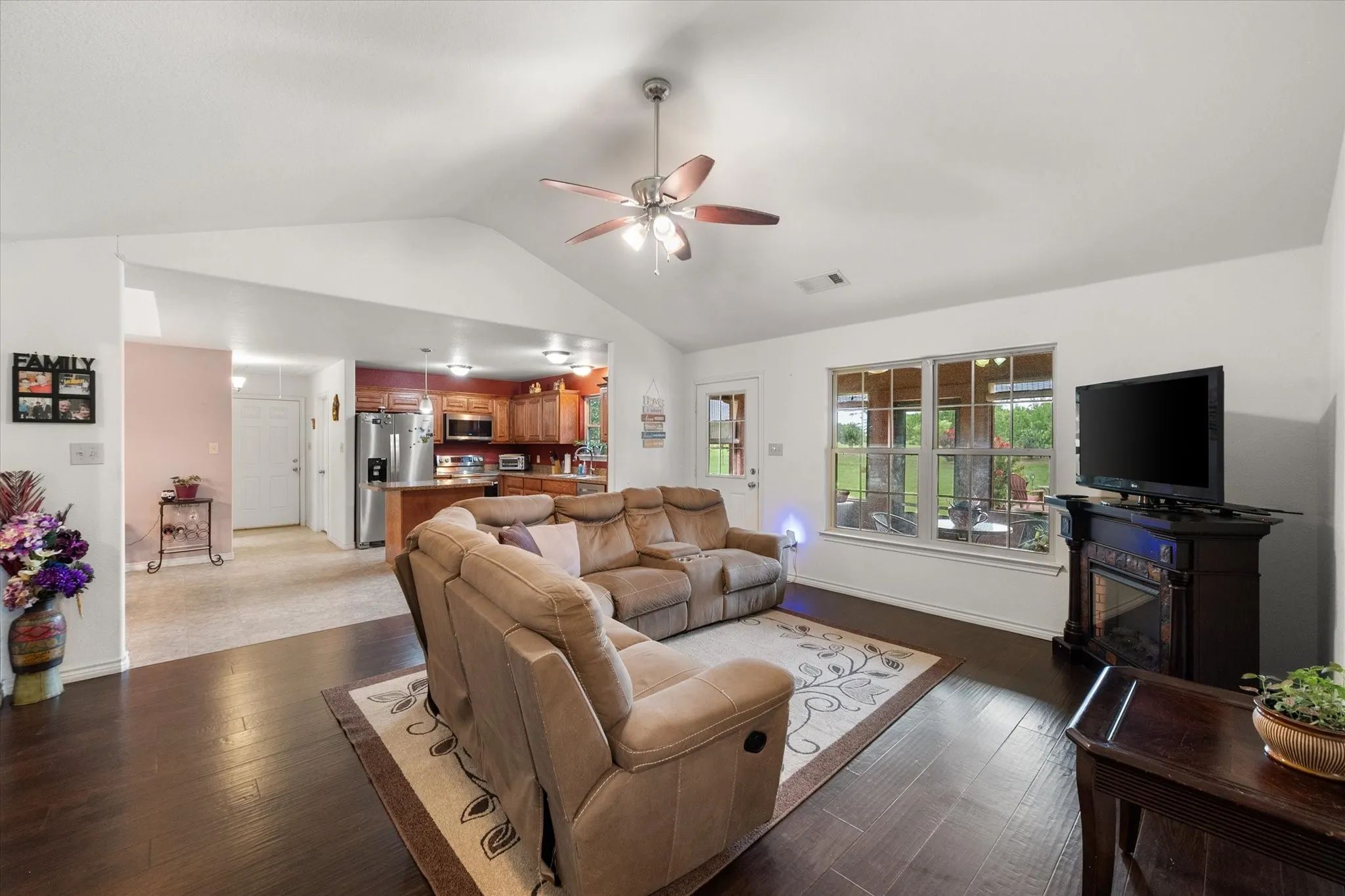 Single Family Residence For Sale in Navarro County , 123 Clubhouse Drive, Corsicana, Texas 75109, 3 Bedroom, 2 Bathroom, 2 Garage spaces, 1,948 Sqft, built in 2019, mls#21314243, Real Estate Agent in Corsicana, Homes For Sale in Navarro county, Homes For Sale in Corsicana, Realtor in Corsicana Texas, Real Estate Brokerage Independent Realty Texas, Luminita Cordes Realtor