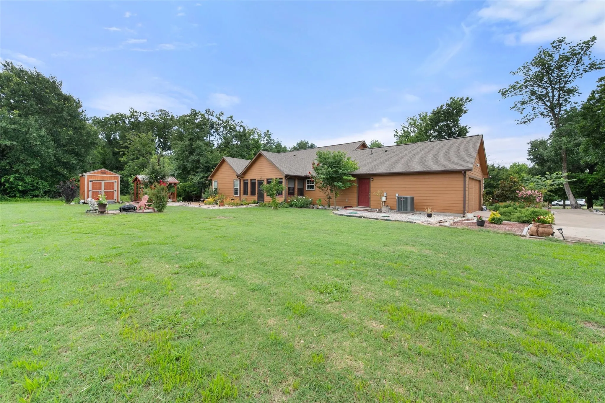 Single Family Residence For Sale in Navarro County , 123 Clubhouse Drive, Corsicana, Texas 75109, 3 Bedroom, 2 Bathroom, 2 Garage spaces, 1,948 Sqft, built in 2019, mls#21314243, Real Estate Agent in Corsicana, Homes For Sale in Navarro county, Homes For Sale in Corsicana, Realtor in Corsicana Texas, Real Estate Brokerage Independent Realty Texas, Luminita Cordes Realtor