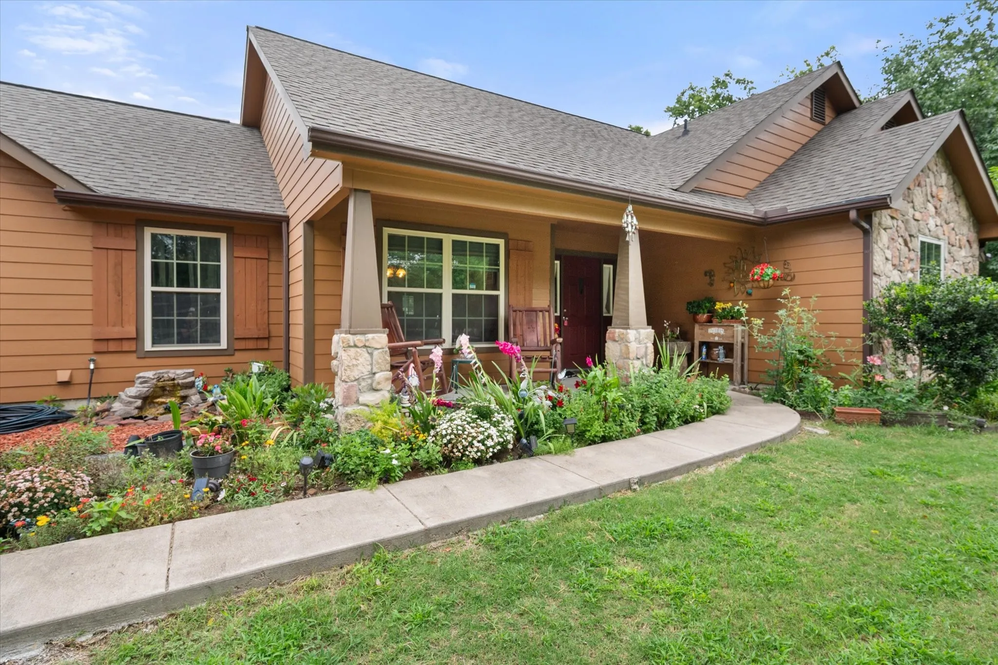 Single Family Residence For Sale in Navarro County , 123 Clubhouse Drive, Corsicana, Texas 75109, 3 Bedroom, 2 Bathroom, 2 Garage spaces, 1,948 Sqft, built in 2019, mls#21314243, Real Estate Agent in Corsicana, Homes For Sale in Navarro county, Homes For Sale in Corsicana, Realtor in Corsicana Texas, Real Estate Brokerage Independent Realty Texas, Luminita Cordes Realtor