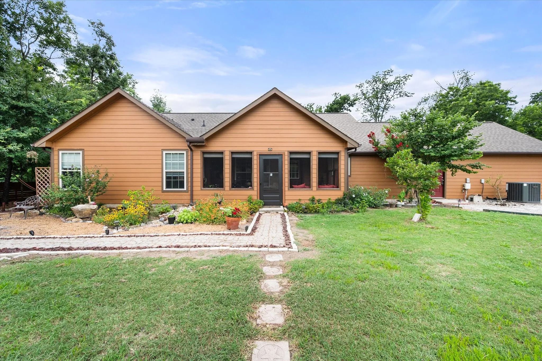 Single Family Residence For Sale in Navarro County , 123 Clubhouse Drive, Corsicana, Texas 75109, 3 Bedroom, 2 Bathroom, 2 Garage spaces, 1,948 Sqft, built in 2019, mls#21314243, Real Estate Agent in Corsicana, Homes For Sale in Navarro county, Homes For Sale in Corsicana, Realtor in Corsicana Texas, Real Estate Brokerage Independent Realty Texas, Luminita Cordes Realtor