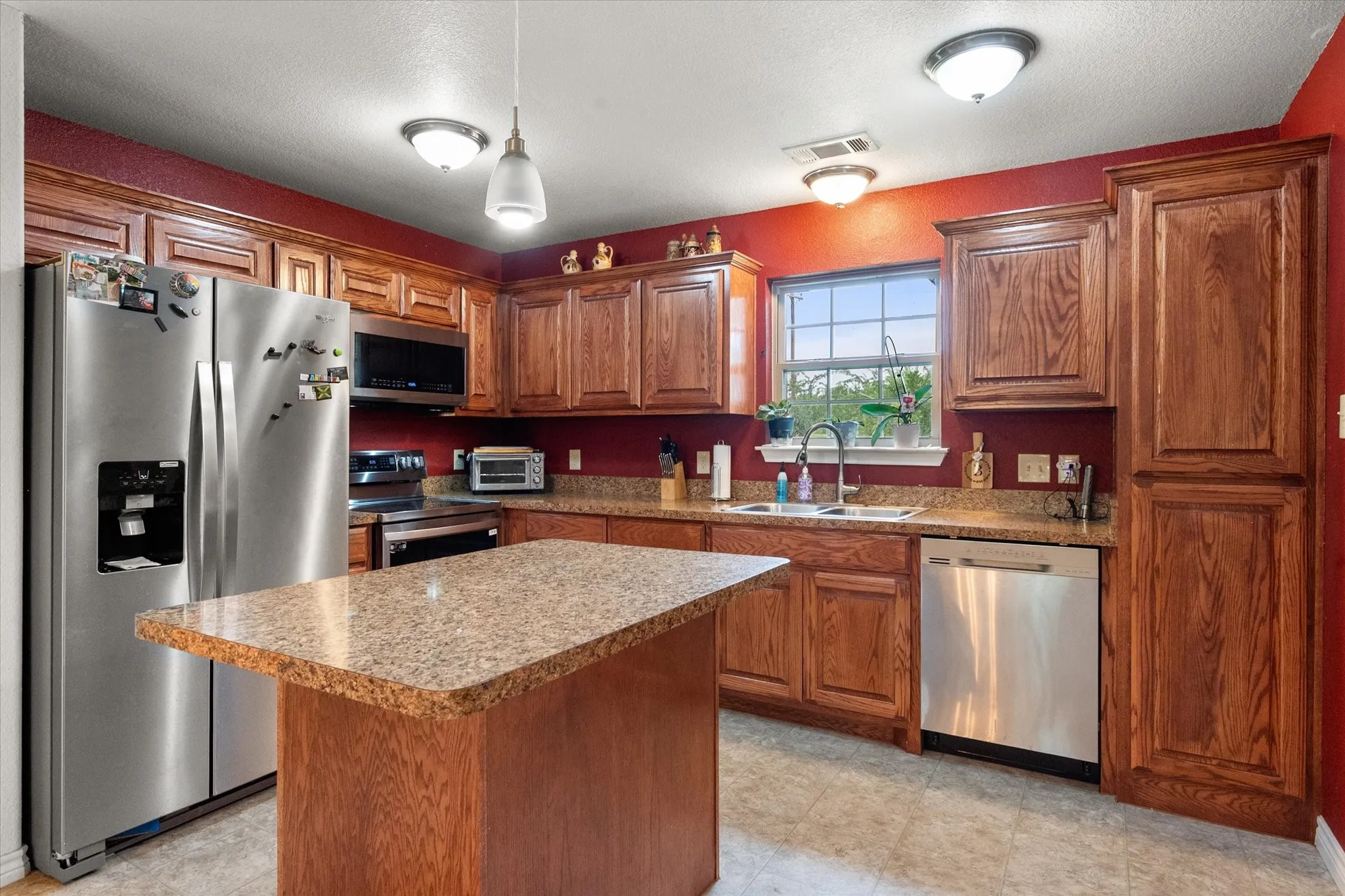 Single Family Residence For Sale in Navarro County , 123 Clubhouse Drive, Corsicana, Texas 75109, 3 Bedroom, 2 Bathroom, 2 Garage spaces, 1,948 Sqft, built in 2019, mls#21314243, Real Estate Agent in Corsicana, Homes For Sale in Navarro county, Homes For Sale in Corsicana, Realtor in Corsicana Texas, Real Estate Brokerage Independent Realty Texas, Luminita Cordes Realtor