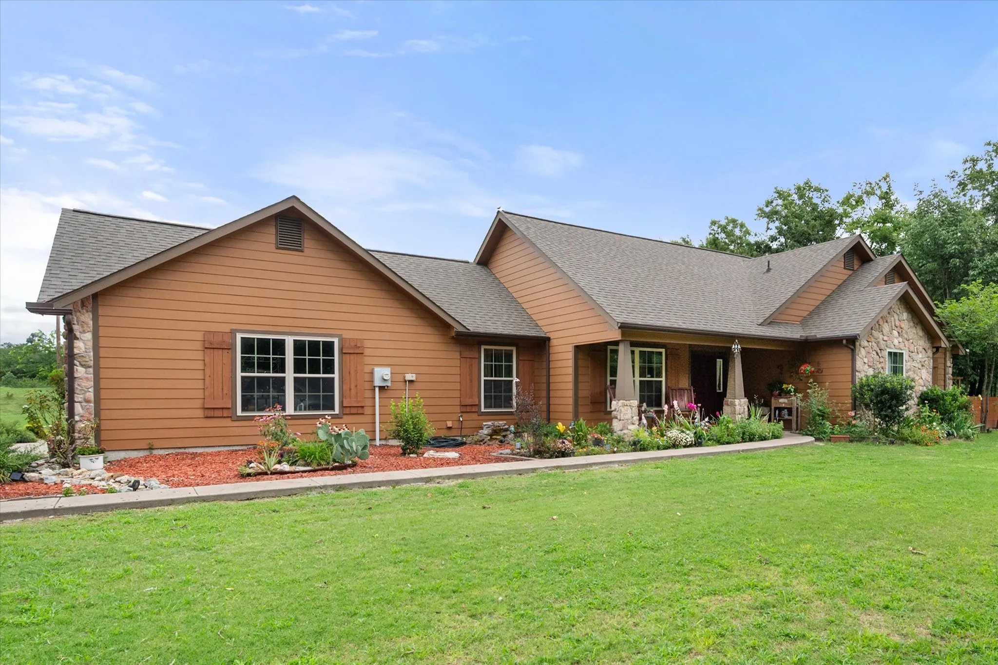 Single Family Residence For Sale in Navarro County , 123 Clubhouse Drive, Corsicana, Texas 75109, 3 Bedroom, 2 Bathroom, 2 Garage spaces, 1,948 Sqft, built in 2019, mls#21314243, Real Estate Agent in Corsicana, Homes For Sale in Navarro county, Homes For Sale in Corsicana, Realtor in Corsicana Texas, Real Estate Brokerage Independent Realty Texas, Luminita Cordes Realtor