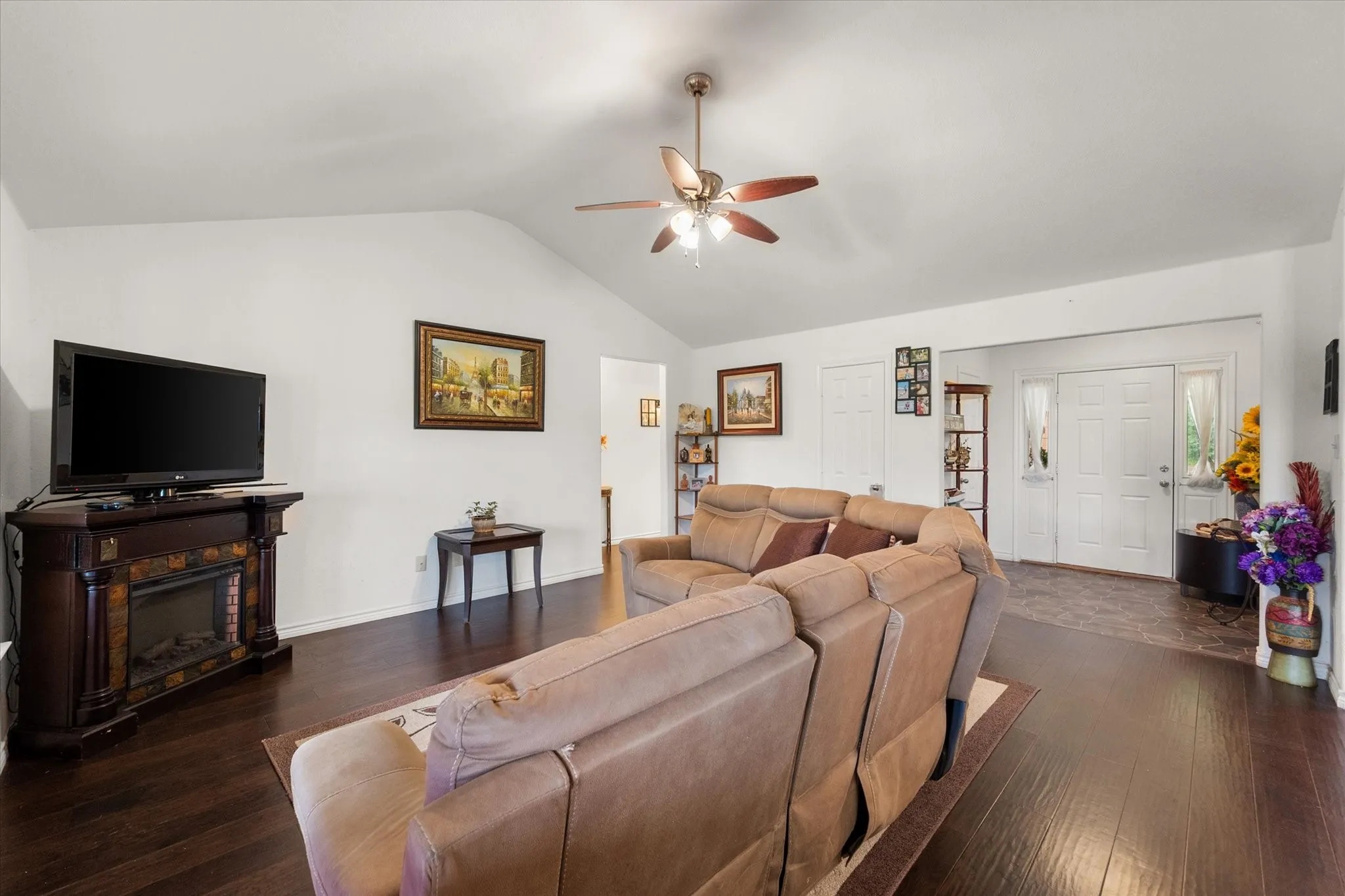 Single Family Residence For Sale in Navarro County , 123 Clubhouse Drive, Corsicana, Texas 75109, 3 Bedroom, 2 Bathroom, 2 Garage spaces, 1,948 Sqft, built in 2019, mls#21314243, Real Estate Agent in Corsicana, Homes For Sale in Navarro county, Homes For Sale in Corsicana, Realtor in Corsicana Texas, Real Estate Brokerage Independent Realty Texas, Luminita Cordes Realtor