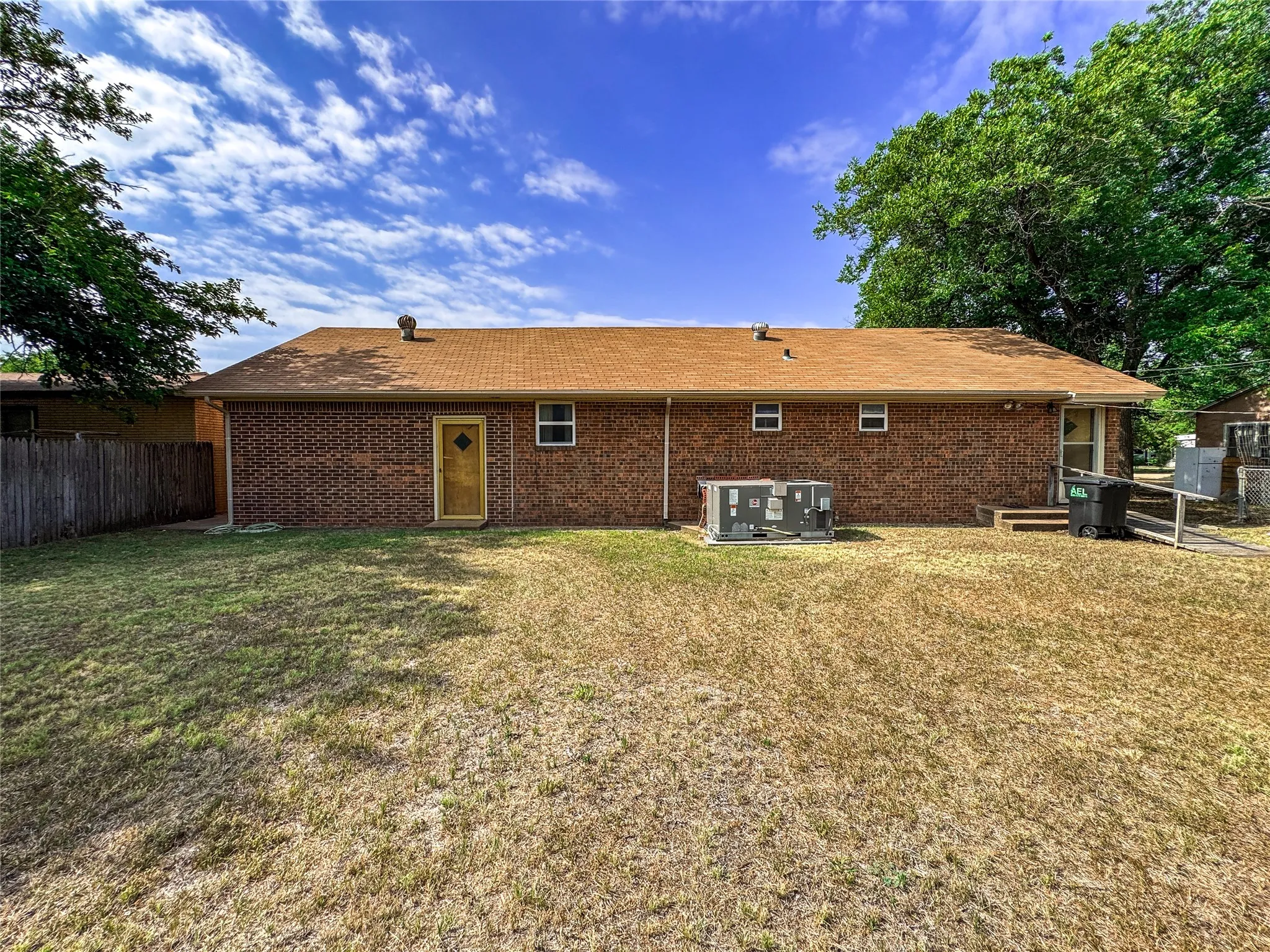 Single Family Residence For Sale in Haskell County , 918 N 6th Street, Haskell, Texas 79521, 2 Bedroom, 1 Bathroom, 2 Garage spaces, 1,070 Sqft, built in 1986, mls#21309620, Real Estate Agent in Haskell, Homes For Sale in Haskell county, Homes For Sale in Haskell, Realtor in Haskell Texas, Real Estate Brokerage Independent Realty Texas, Luminita Cordes Realtor