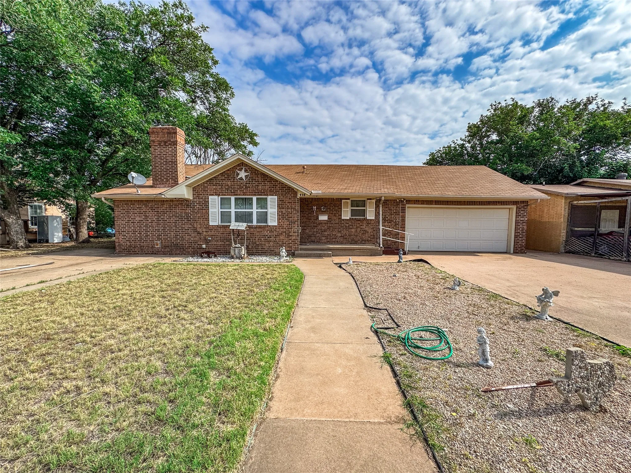 Single Family Residence For Sale in Haskell County , 918 N 6th Street, Haskell, Texas 79521, 2 Bedroom, 1 Bathroom, 2 Garage spaces, 1,070 Sqft, built in 1986, mls#21309620, Real Estate Agent in Haskell, Homes For Sale in Haskell county, Homes For Sale in Haskell, Realtor in Haskell Texas, Real Estate Brokerage Independent Realty Texas, Luminita Cordes Realtor