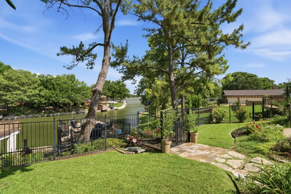 Single Family Residence For Sale in Tarrant County , 325 Driftwood Court, Azle, Texas 76020, 4 Bedroom, 4 Bathroom, 3 Garage spaces, 3,606 Sqft, built in 2002, mls#21307735, Real Estate Agent in Azle, Homes For Sale in Tarrant county, Homes For Sale in Azle, Realtor in Azle Texas, Real Estate Brokerage Independent Realty Texas, Luminita Cordes Realtor