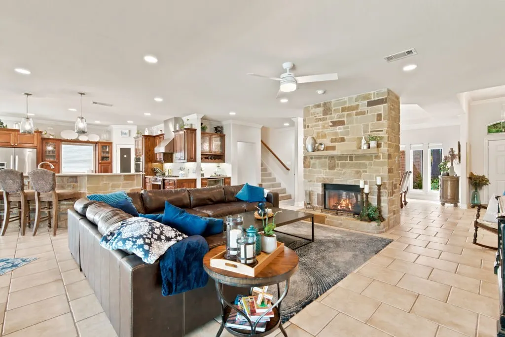 Single Family Residence For Sale in Tarrant County , 325 Driftwood Court, Azle, Texas 76020, 4 Bedroom, 4 Bathroom, 3 Garage spaces, 3,606 Sqft, built in 2002, mls#21307735, Real Estate Agent in Azle, Homes For Sale in Tarrant county, Homes For Sale in Azle, Realtor in Azle Texas, Real Estate Brokerage Independent Realty Texas, Luminita Cordes Realtor