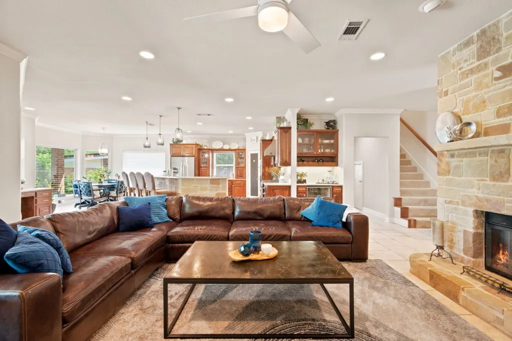 Single Family Residence For Sale in Tarrant County , 325 Driftwood Court, Azle, Texas 76020, 4 Bedroom, 4 Bathroom, 3 Garage spaces, 3,606 Sqft, built in 2002, mls#21307735, Real Estate Agent in Azle, Homes For Sale in Tarrant county, Homes For Sale in Azle, Realtor in Azle Texas, Real Estate Brokerage Independent Realty Texas, Luminita Cordes Realtor