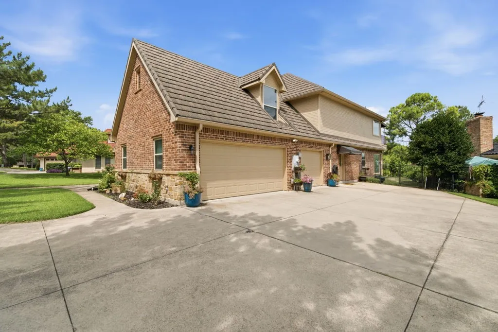 Single Family Residence For Sale in Tarrant County , 325 Driftwood Court, Azle, Texas 76020, 4 Bedroom, 4 Bathroom, 3 Garage spaces, 3,606 Sqft, built in 2002, mls#21307735, Real Estate Agent in Azle, Homes For Sale in Tarrant county, Homes For Sale in Azle, Realtor in Azle Texas, Real Estate Brokerage Independent Realty Texas, Luminita Cordes Realtor