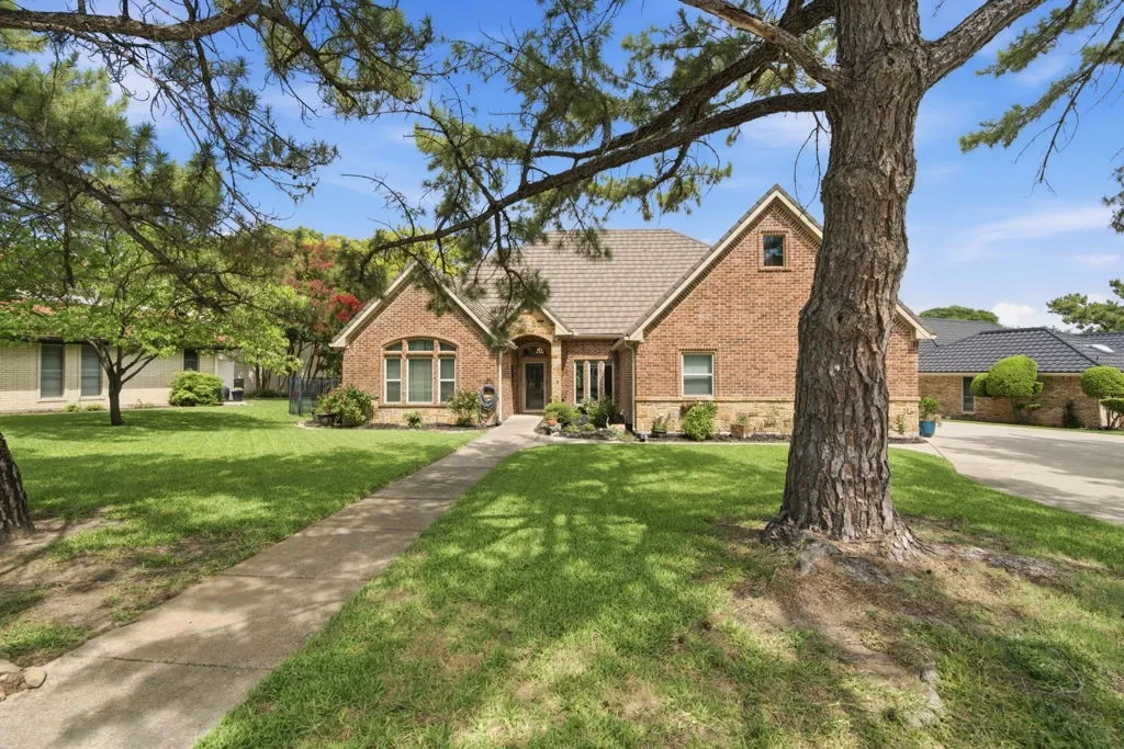 Single Family Residence For Sale in Tarrant County , 325 Driftwood Court, Azle, Texas 76020, 4 Bedroom, 4 Bathroom, 3 Garage spaces, 3,606 Sqft, built in 2002, mls#21307735, Real Estate Agent in Azle, Homes For Sale in Tarrant county, Homes For Sale in Azle, Realtor in Azle Texas, Real Estate Brokerage Independent Realty Texas, Luminita Cordes Realtor