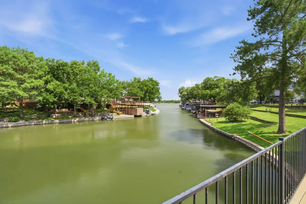 Single Family Residence For Sale in Tarrant County , 325 Driftwood Court, Azle, Texas 76020, 4 Bedroom, 4 Bathroom, 3 Garage spaces, 3,606 Sqft, built in 2002, mls#21307735, Real Estate Agent in Azle, Homes For Sale in Tarrant county, Homes For Sale in Azle, Realtor in Azle Texas, Real Estate Brokerage Independent Realty Texas, Luminita Cordes Realtor