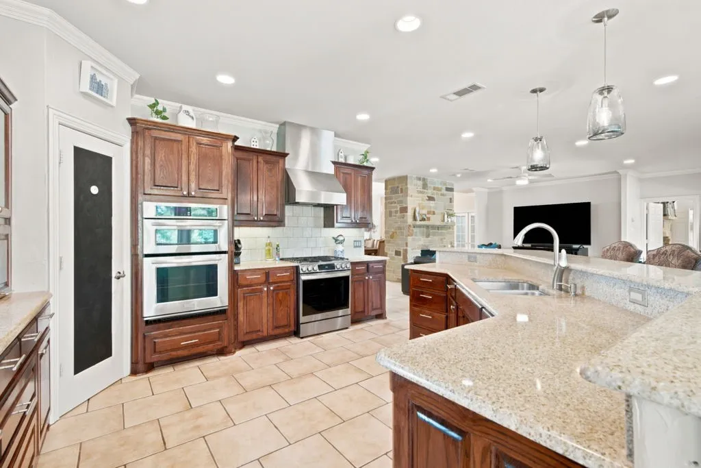 Single Family Residence For Sale in Tarrant County , 325 Driftwood Court, Azle, Texas 76020, 4 Bedroom, 4 Bathroom, 3 Garage spaces, 3,606 Sqft, built in 2002, mls#21307735, Real Estate Agent in Azle, Homes For Sale in Tarrant county, Homes For Sale in Azle, Realtor in Azle Texas, Real Estate Brokerage Independent Realty Texas, Luminita Cordes Realtor