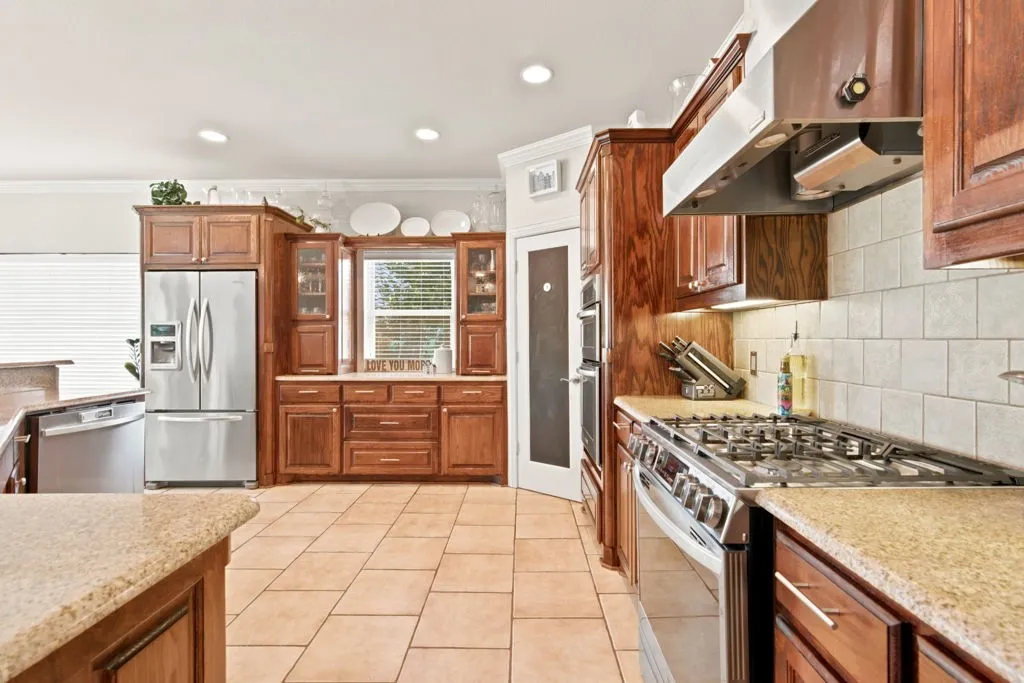 Single Family Residence For Sale in Tarrant County , 325 Driftwood Court, Azle, Texas 76020, 4 Bedroom, 4 Bathroom, 3 Garage spaces, 3,606 Sqft, built in 2002, mls#21307735, Real Estate Agent in Azle, Homes For Sale in Tarrant county, Homes For Sale in Azle, Realtor in Azle Texas, Real Estate Brokerage Independent Realty Texas, Luminita Cordes Realtor