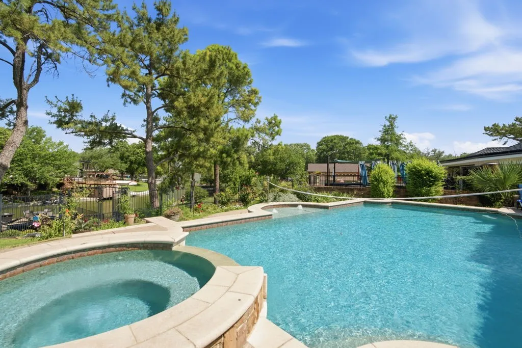 Single Family Residence For Sale in Tarrant County , 325 Driftwood Court, Azle, Texas 76020, 4 Bedroom, 4 Bathroom, 3 Garage spaces, 3,606 Sqft, built in 2002, mls#21307735, Real Estate Agent in Azle, Homes For Sale in Tarrant county, Homes For Sale in Azle, Realtor in Azle Texas, Real Estate Brokerage Independent Realty Texas, Luminita Cordes Realtor