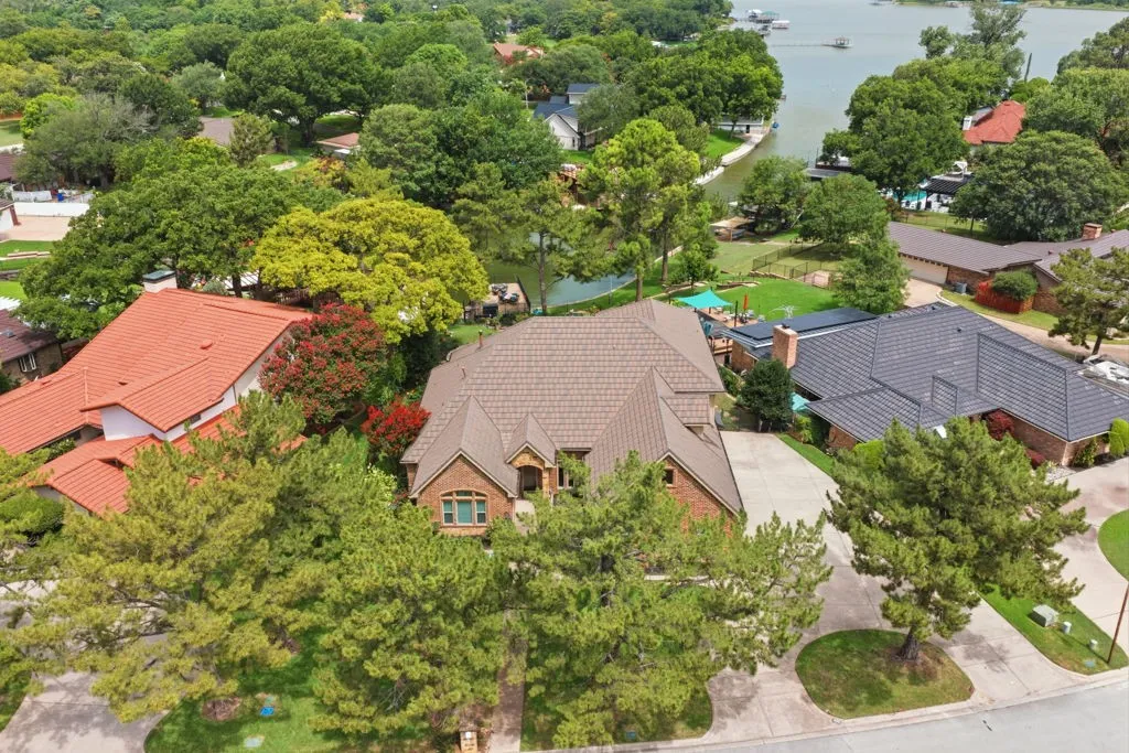 Single Family Residence For Sale in Tarrant County , 325 Driftwood Court, Azle, Texas 76020, 4 Bedroom, 4 Bathroom, 3 Garage spaces, 3,606 Sqft, built in 2002, mls#21307735, Real Estate Agent in Azle, Homes For Sale in Tarrant county, Homes For Sale in Azle, Realtor in Azle Texas, Real Estate Brokerage Independent Realty Texas, Luminita Cordes Realtor