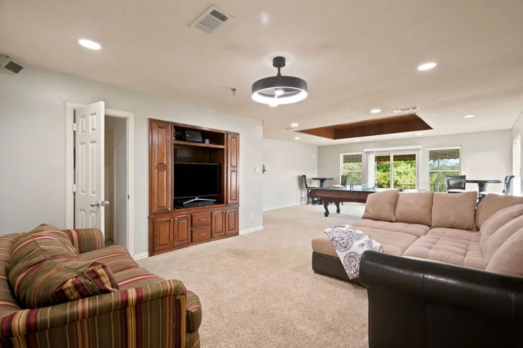 Single Family Residence For Sale in Tarrant County , 325 Driftwood Court, Azle, Texas 76020, 4 Bedroom, 4 Bathroom, 3 Garage spaces, 3,606 Sqft, built in 2002, mls#21307735, Real Estate Agent in Azle, Homes For Sale in Tarrant county, Homes For Sale in Azle, Realtor in Azle Texas, Real Estate Brokerage Independent Realty Texas, Luminita Cordes Realtor