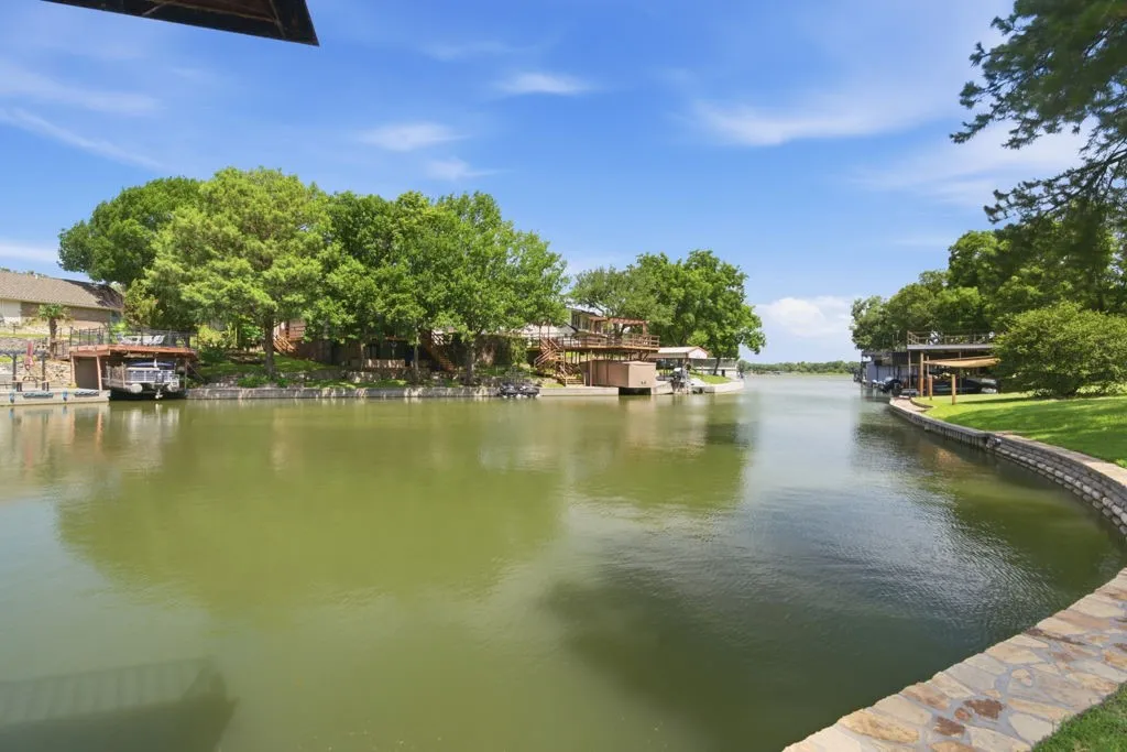 Single Family Residence For Sale in Tarrant County , 325 Driftwood Court, Azle, Texas 76020, 4 Bedroom, 4 Bathroom, 3 Garage spaces, 3,606 Sqft, built in 2002, mls#21307735, Real Estate Agent in Azle, Homes For Sale in Tarrant county, Homes For Sale in Azle, Realtor in Azle Texas, Real Estate Brokerage Independent Realty Texas, Luminita Cordes Realtor