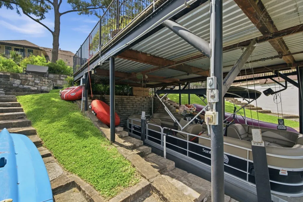 Single Family Residence For Sale in Tarrant County , 325 Driftwood Court, Azle, Texas 76020, 4 Bedroom, 4 Bathroom, 3 Garage spaces, 3,606 Sqft, built in 2002, mls#21307735, Real Estate Agent in Azle, Homes For Sale in Tarrant county, Homes For Sale in Azle, Realtor in Azle Texas, Real Estate Brokerage Independent Realty Texas, Luminita Cordes Realtor