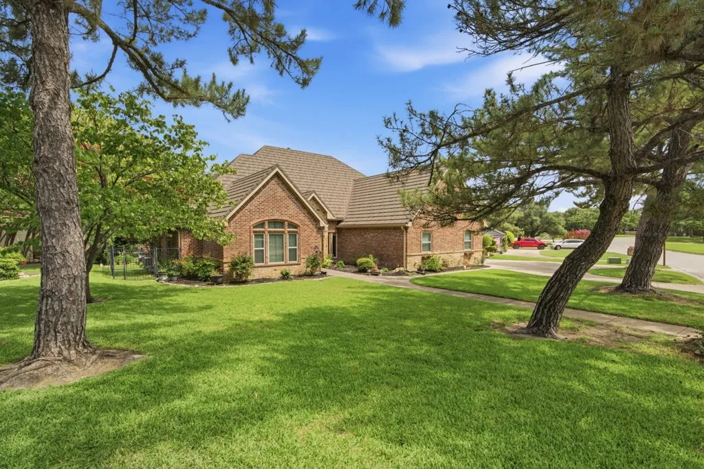 Single Family Residence For Sale in Tarrant County , 325 Driftwood Court, Azle, Texas 76020, 4 Bedroom, 4 Bathroom, 3 Garage spaces, 3,606 Sqft, built in 2002, mls#21307735, Real Estate Agent in Azle, Homes For Sale in Tarrant county, Homes For Sale in Azle, Realtor in Azle Texas, Real Estate Brokerage Independent Realty Texas, Luminita Cordes Realtor