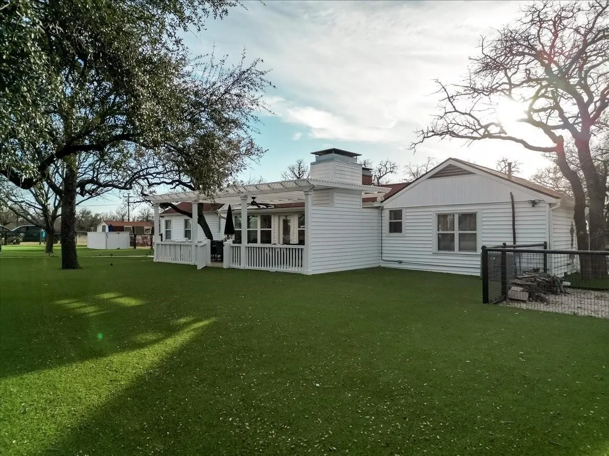 Single Family Residence For Sale in Palo Pinto County , 3661 S Highway 281, Mineral Wells, Texas 76067, 4 Bedroom, 2 Bathroom, Garage spaces, 2,420 Sqft, built in 1947, mls#21313745, Real Estate Agent in Mineral Wells, Homes For Sale in Palo Pinto county, Homes For Sale in Mineral Wells, Realtor in Mineral Wells Texas, Real Estate Brokerage Independent Realty Texas, Luminita Cordes Realtor
