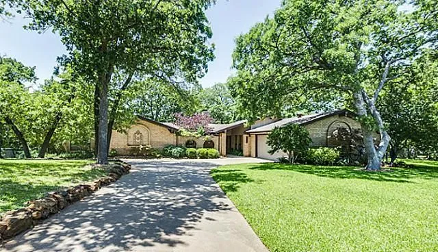 Single Family Residence For Sale in Tarrant County , 1410 Mary Court, Keller, Texas 76262, 3 Bedroom, 3 Bathroom, 2 Garage spaces, 2,289 Sqft, built in 1973, mls#21314210, Real Estate Agent in Keller, Homes For Sale in Tarrant county, Homes For Sale in Keller, Realtor in Keller Texas, Real Estate Brokerage Independent Realty Texas, Luminita Cordes Realtor