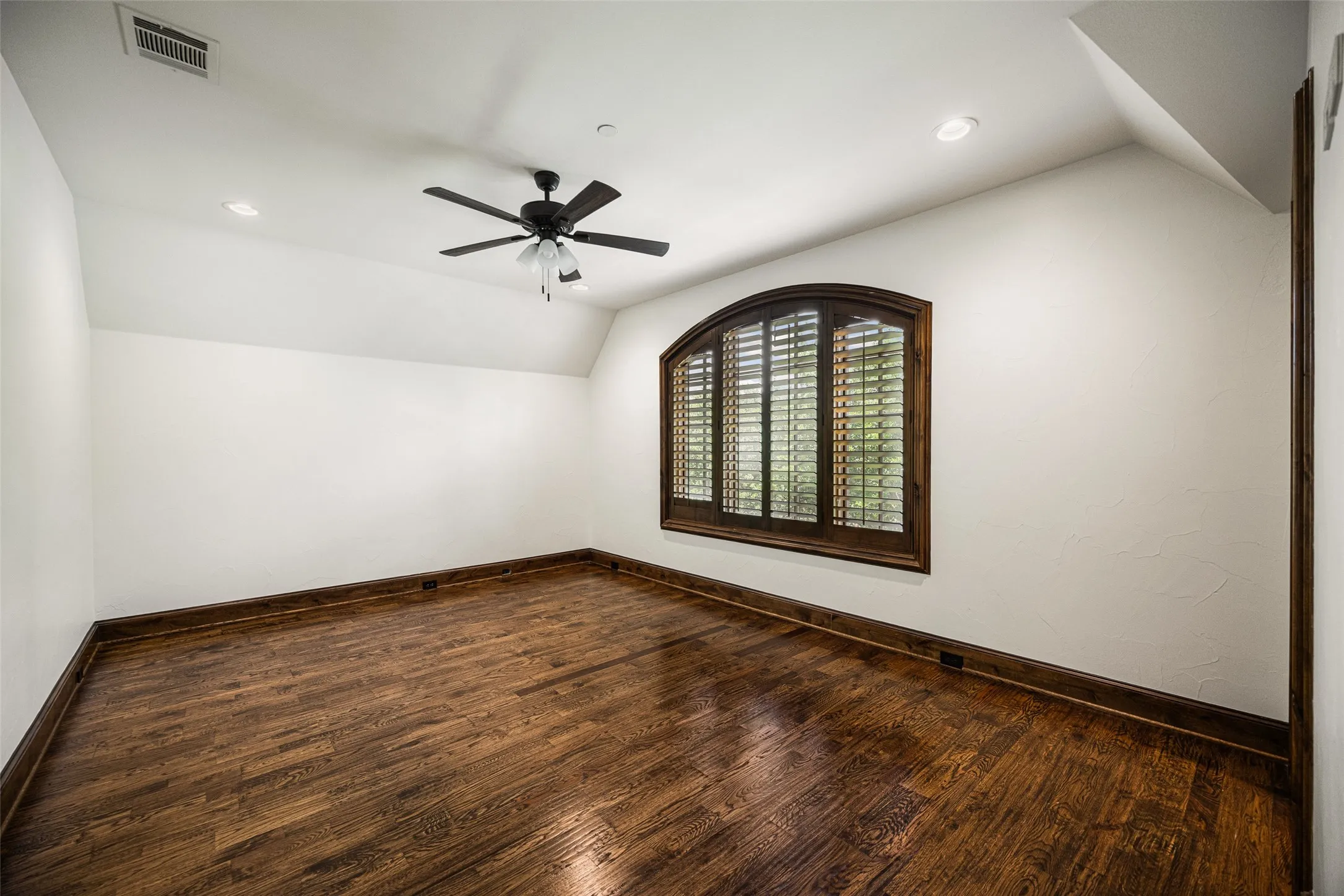 Single Family Residence For Sale in Tarrant County , 1400 Fountain Grass Court, Westlake, Texas 76262, 4 Bedroom, 6 Bathroom, 3 Garage spaces, 6,221 Sqft, built in 2005, mls#21311974, Real Estate Agent in Westlake, Homes For Sale in Tarrant county, Homes For Sale in Westlake, Realtor in Westlake Texas, Real Estate Brokerage Independent Realty Texas, Luminita Cordes Realtor
