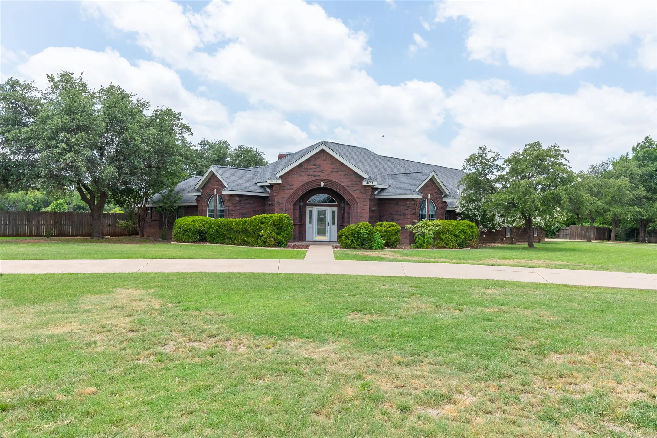 Single Family Residence For Sale in Taylor County , 5433 Meadow Drive, Abilene, Texas 79606, 4 Bedroom, 5 Bathroom, 3 Garage spaces, 3,706 Sqft, built in 1997, mls#21308398, Real Estate Agent in Abilene, Homes For Sale in Taylor county, Homes For Sale in Abilene, Realtor in Abilene Texas, Real Estate Brokerage Independent Realty Texas, Luminita Cordes Realtor