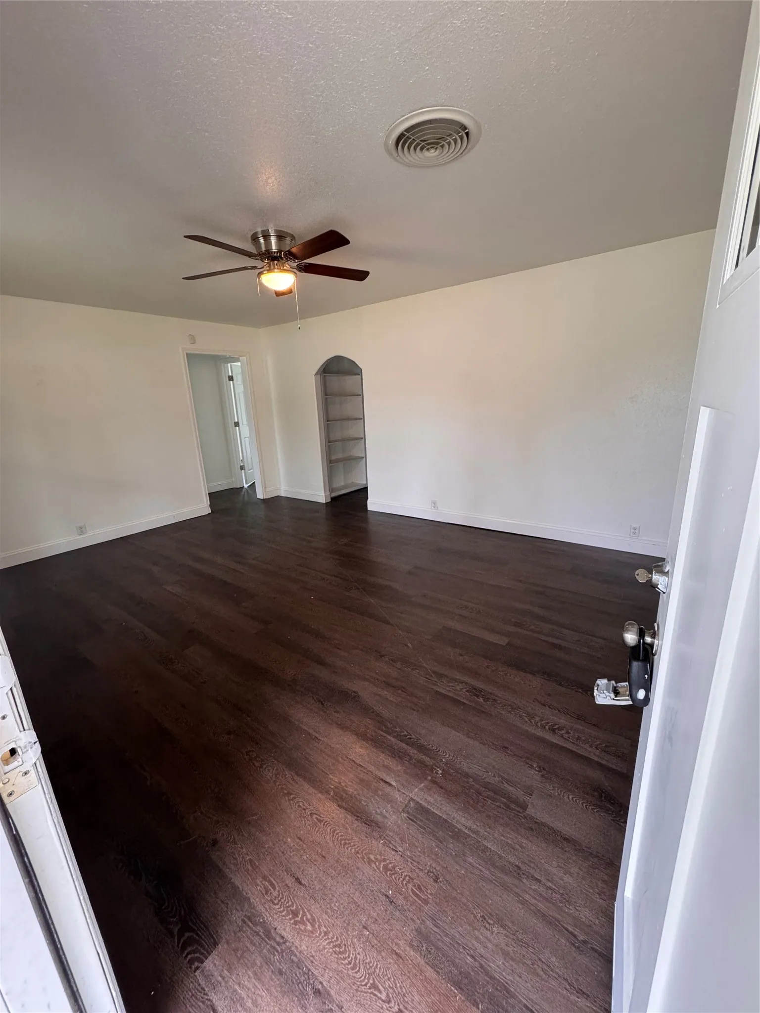 Single Family Residence For Rent in Grayson County , 1621 S Mirick Avenue, Denison, Texas 75020, 6 Bedroom, 3 Bathroom, Garage spaces, 2,342 Sqft, built in 1952, mls#21314288, Real Estate Agent in Denison, Homes For Rent in Grayson county, Homes For Rent in Denison, Realtor in Denison Texas, Real Estate Brokerage Independent Realty Texas, Luminita Cordes Realtor