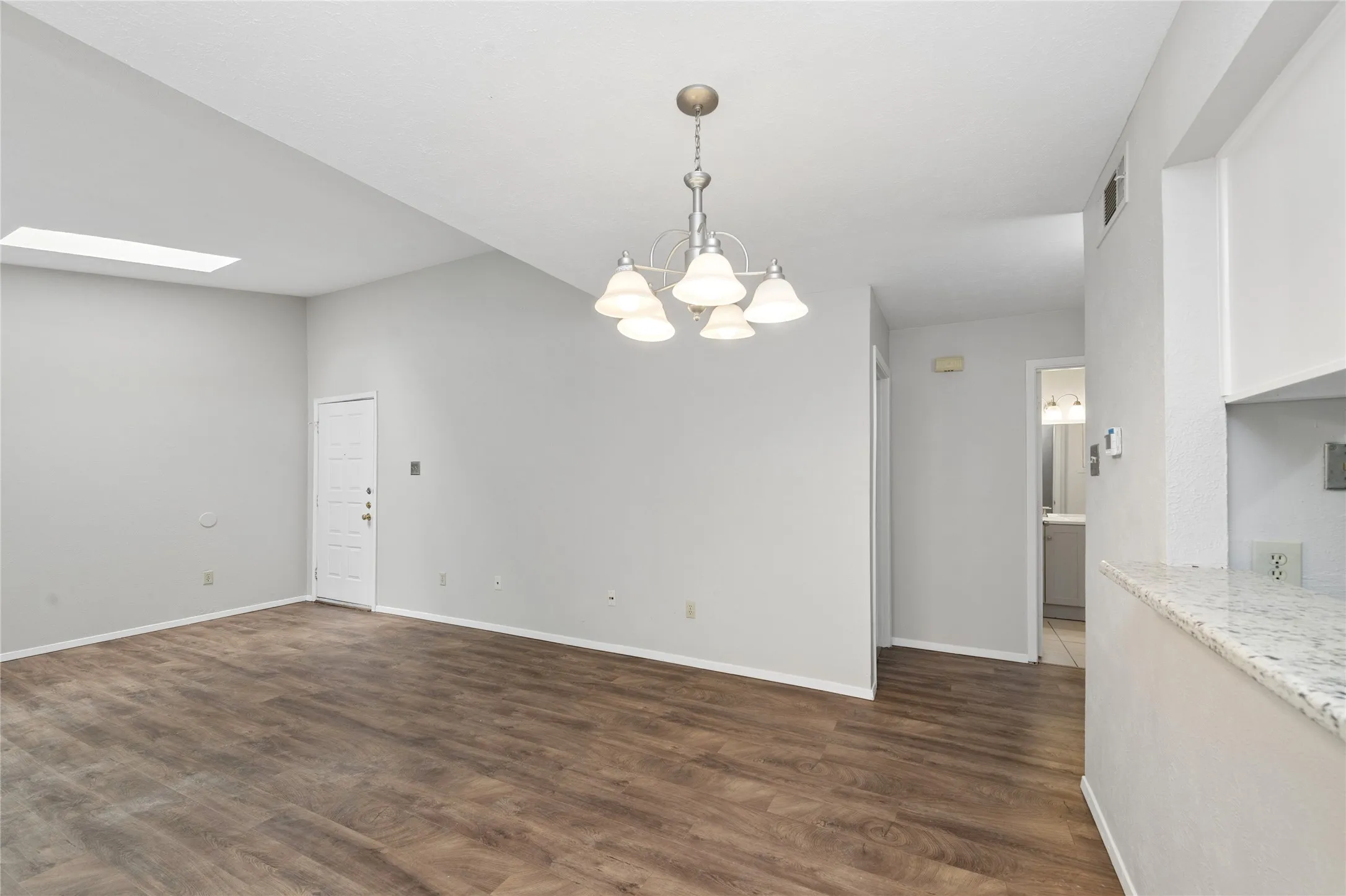 Condominium For Sale in Dallas County , 6900 Skillman Street 305, Dallas, Texas 75231, 2 Bedroom, 2 Bathroom, Garage spaces, 964 Sqft, built in 1981, mls#21313316, Real Estate Agent in Dallas, Homes For Sale in Dallas county, Homes For Sale in Dallas, Realtor in Dallas Texas, Real Estate Brokerage Independent Realty Texas, Luminita Cordes Realtor
