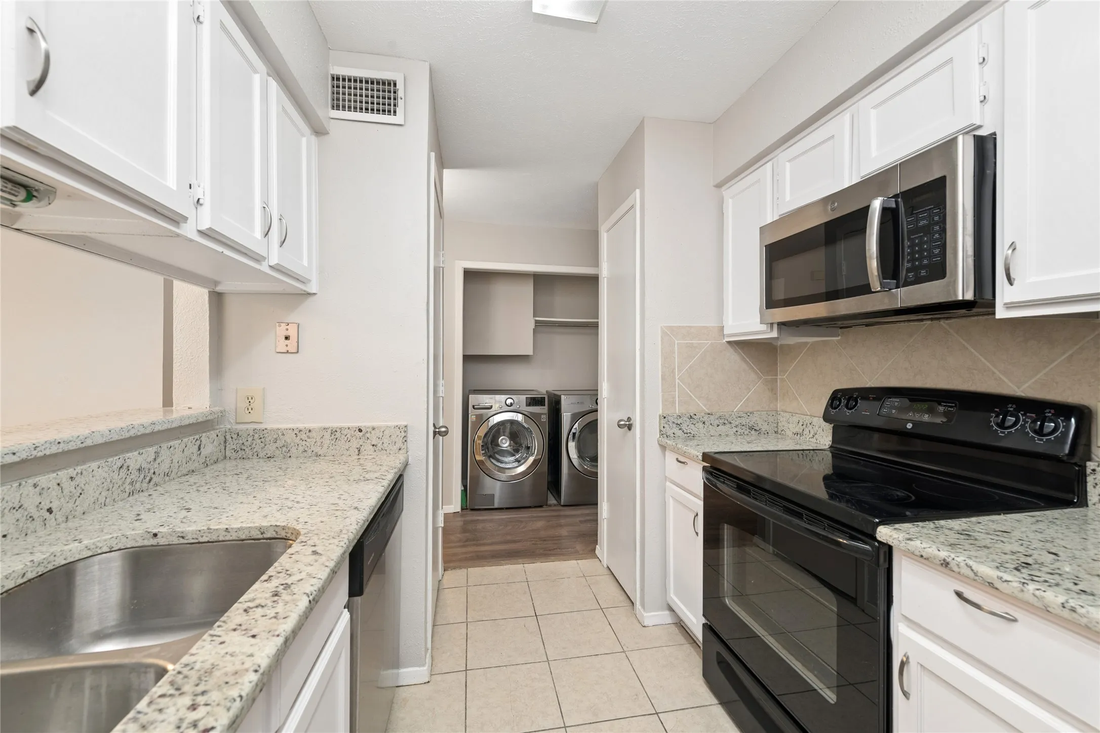 Condominium For Sale in Dallas County , 6900 Skillman Street 305, Dallas, Texas 75231, 2 Bedroom, 2 Bathroom, Garage spaces, 964 Sqft, built in 1981, mls#21313316, Real Estate Agent in Dallas, Homes For Sale in Dallas county, Homes For Sale in Dallas, Realtor in Dallas Texas, Real Estate Brokerage Independent Realty Texas, Luminita Cordes Realtor