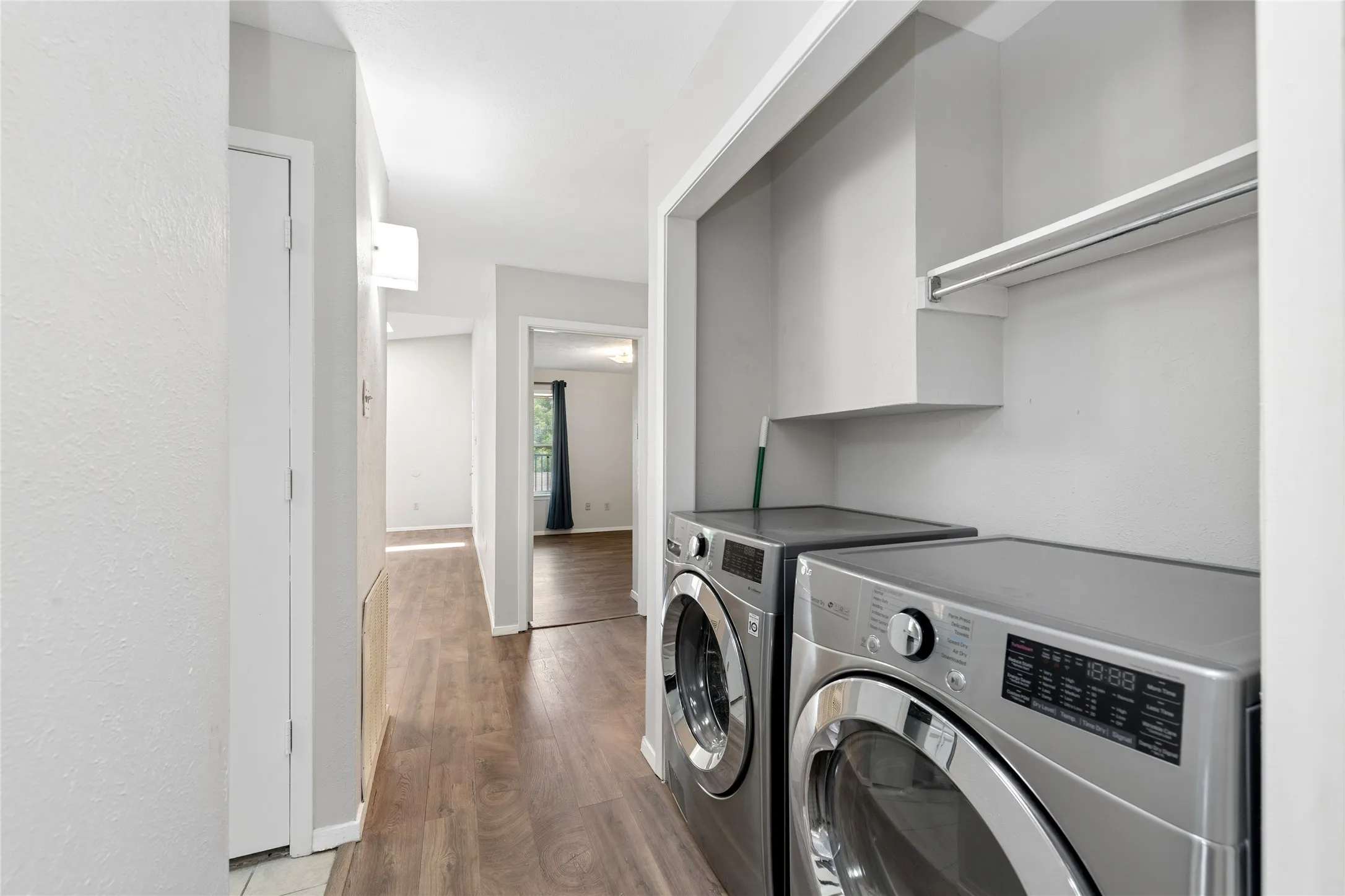Condominium For Sale in Dallas County , 6900 Skillman Street 305, Dallas, Texas 75231, 2 Bedroom, 2 Bathroom, Garage spaces, 964 Sqft, built in 1981, mls#21313316, Real Estate Agent in Dallas, Homes For Sale in Dallas county, Homes For Sale in Dallas, Realtor in Dallas Texas, Real Estate Brokerage Independent Realty Texas, Luminita Cordes Realtor
