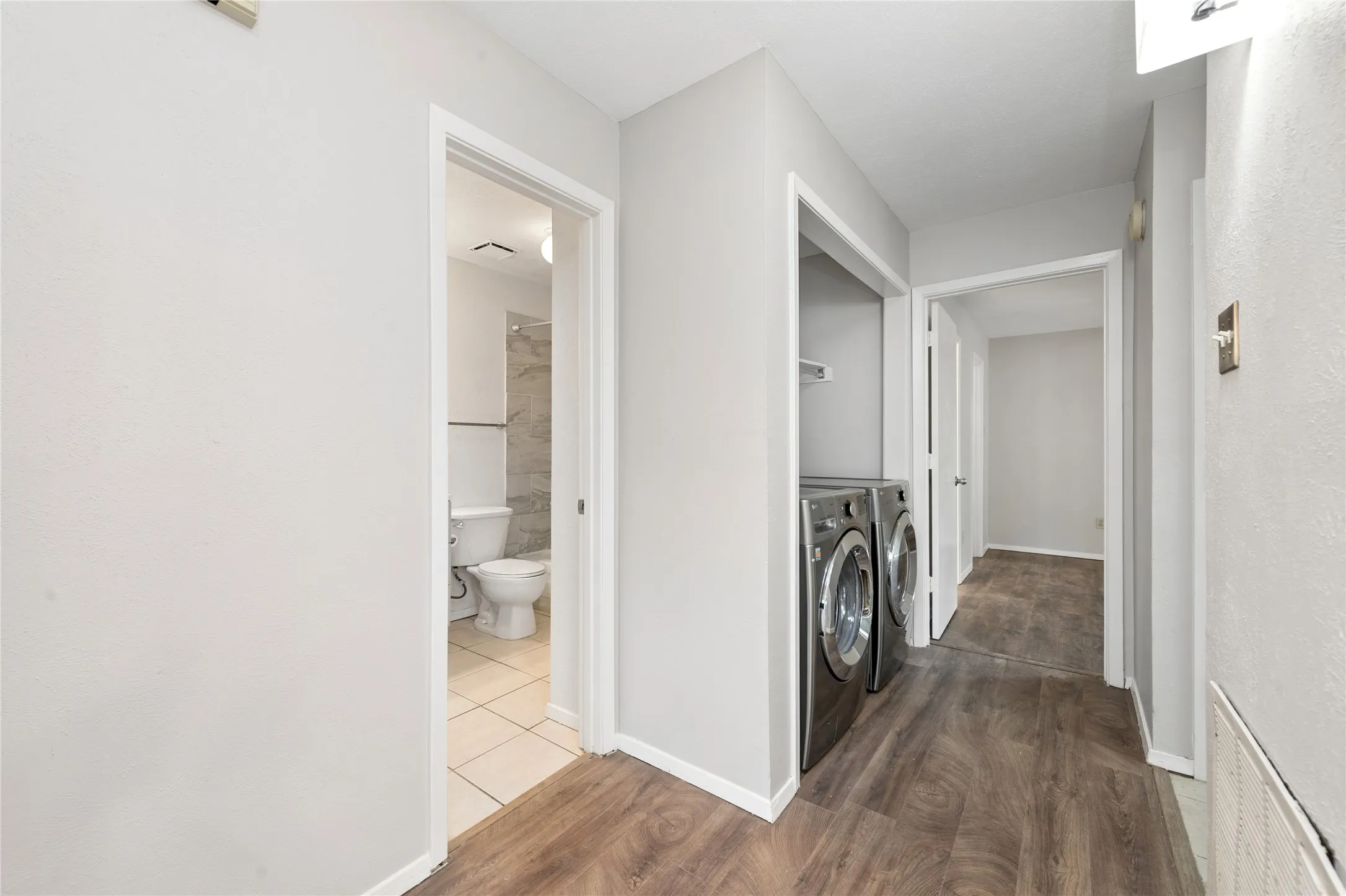 Condominium For Sale in Dallas County , 6900 Skillman Street 305, Dallas, Texas 75231, 2 Bedroom, 2 Bathroom, Garage spaces, 964 Sqft, built in 1981, mls#21313316, Real Estate Agent in Dallas, Homes For Sale in Dallas county, Homes For Sale in Dallas, Realtor in Dallas Texas, Real Estate Brokerage Independent Realty Texas, Luminita Cordes Realtor