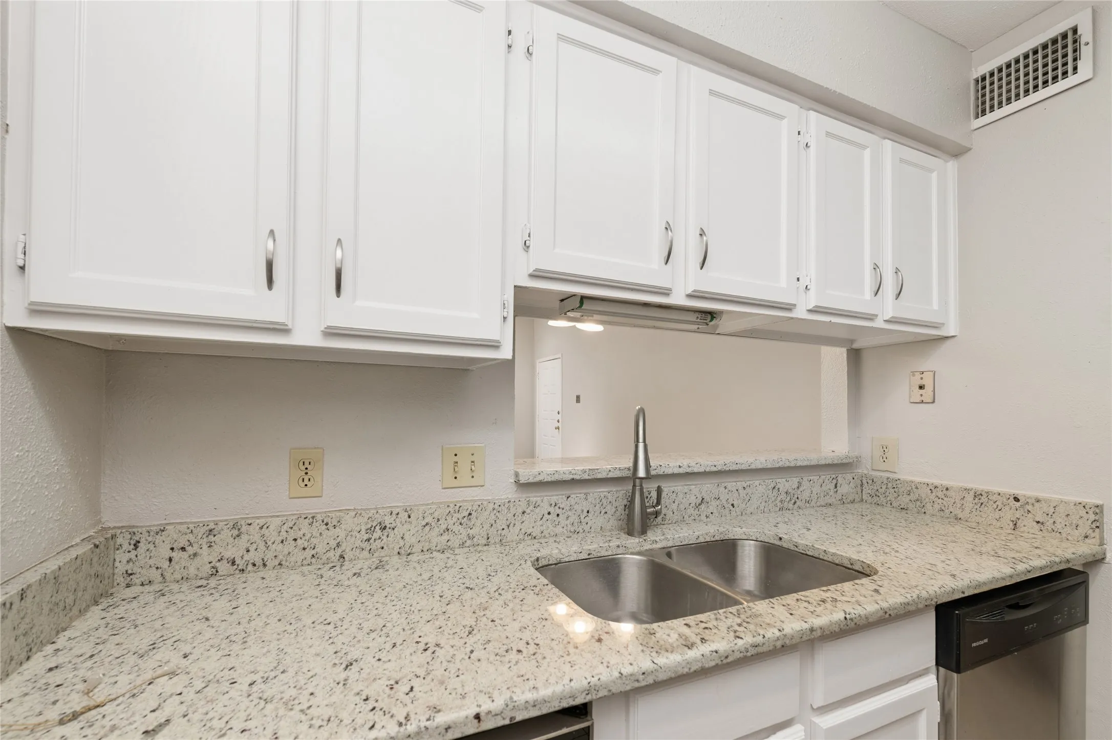 Condominium For Sale in Dallas County , 6900 Skillman Street 305, Dallas, Texas 75231, 2 Bedroom, 2 Bathroom, Garage spaces, 964 Sqft, built in 1981, mls#21313316, Real Estate Agent in Dallas, Homes For Sale in Dallas county, Homes For Sale in Dallas, Realtor in Dallas Texas, Real Estate Brokerage Independent Realty Texas, Luminita Cordes Realtor