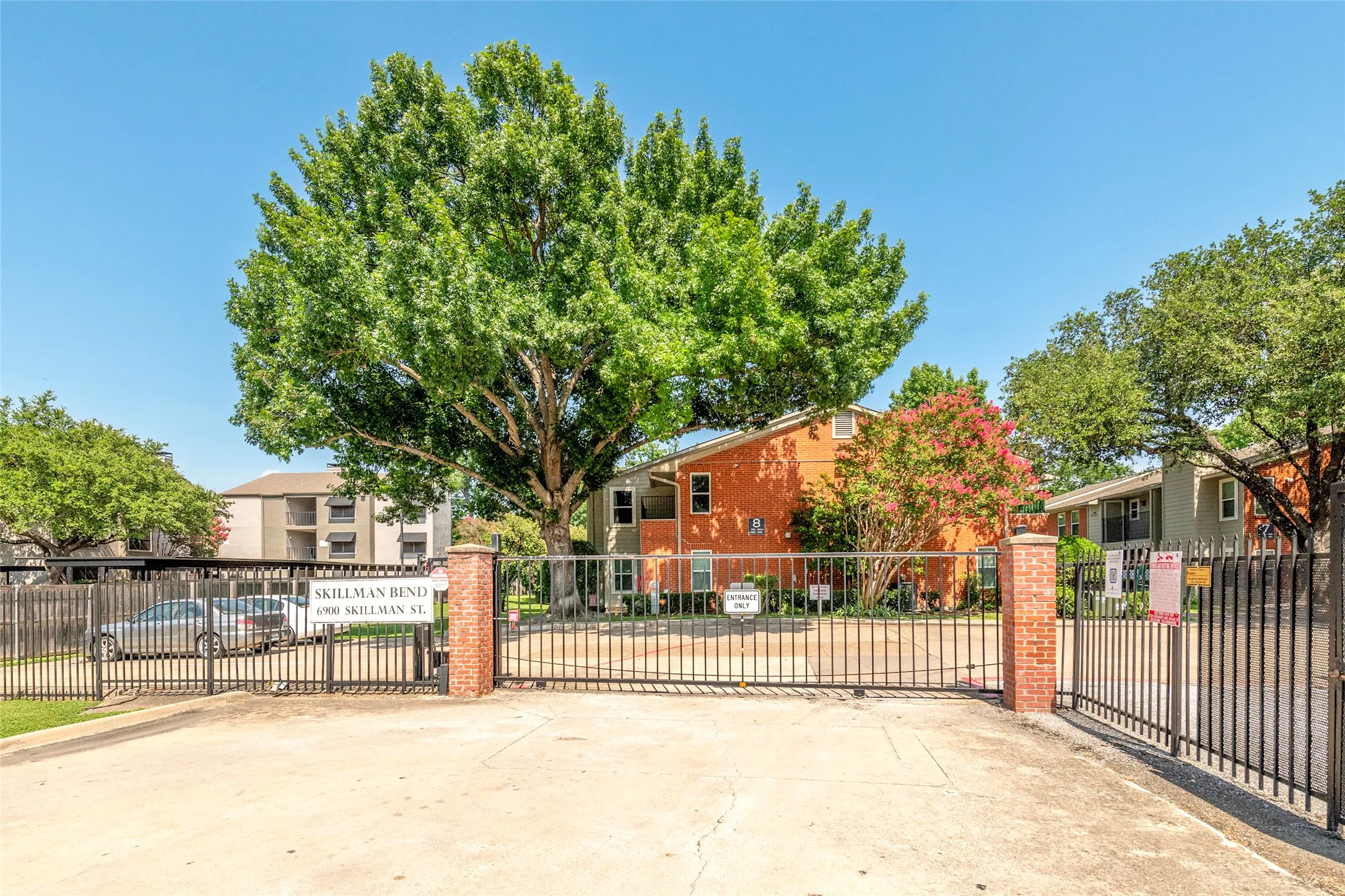 Condominium For Sale in Dallas County , 6900 Skillman Street 305, Dallas, Texas 75231, 2 Bedroom, 2 Bathroom, Garage spaces, 964 Sqft, built in 1981, mls#21313316, Real Estate Agent in Dallas, Homes For Sale in Dallas county, Homes For Sale in Dallas, Realtor in Dallas Texas, Real Estate Brokerage Independent Realty Texas, Luminita Cordes Realtor