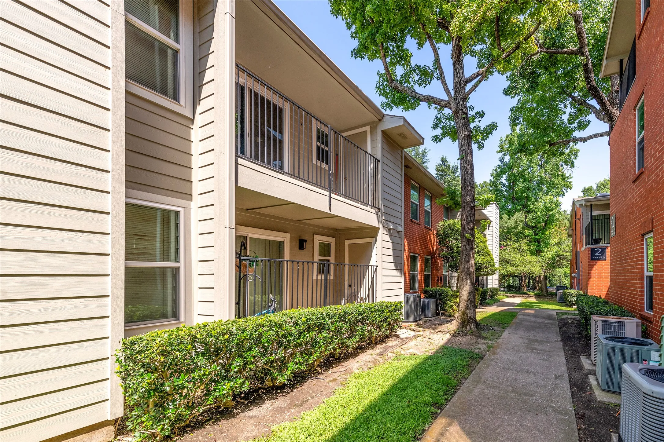 Condominium For Sale in Dallas County , 6900 Skillman Street 305, Dallas, Texas 75231, 2 Bedroom, 2 Bathroom, Garage spaces, 964 Sqft, built in 1981, mls#21313316, Real Estate Agent in Dallas, Homes For Sale in Dallas county, Homes For Sale in Dallas, Realtor in Dallas Texas, Real Estate Brokerage Independent Realty Texas, Luminita Cordes Realtor