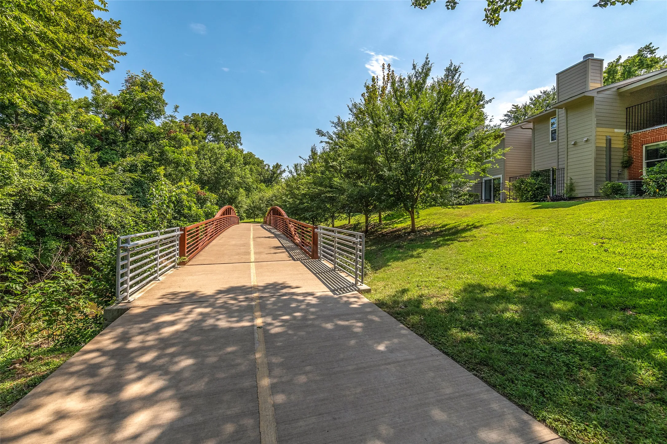 Condominium For Sale in Dallas County , 6900 Skillman Street 305, Dallas, Texas 75231, 2 Bedroom, 2 Bathroom, Garage spaces, 964 Sqft, built in 1981, mls#21313316, Real Estate Agent in Dallas, Homes For Sale in Dallas county, Homes For Sale in Dallas, Realtor in Dallas Texas, Real Estate Brokerage Independent Realty Texas, Luminita Cordes Realtor