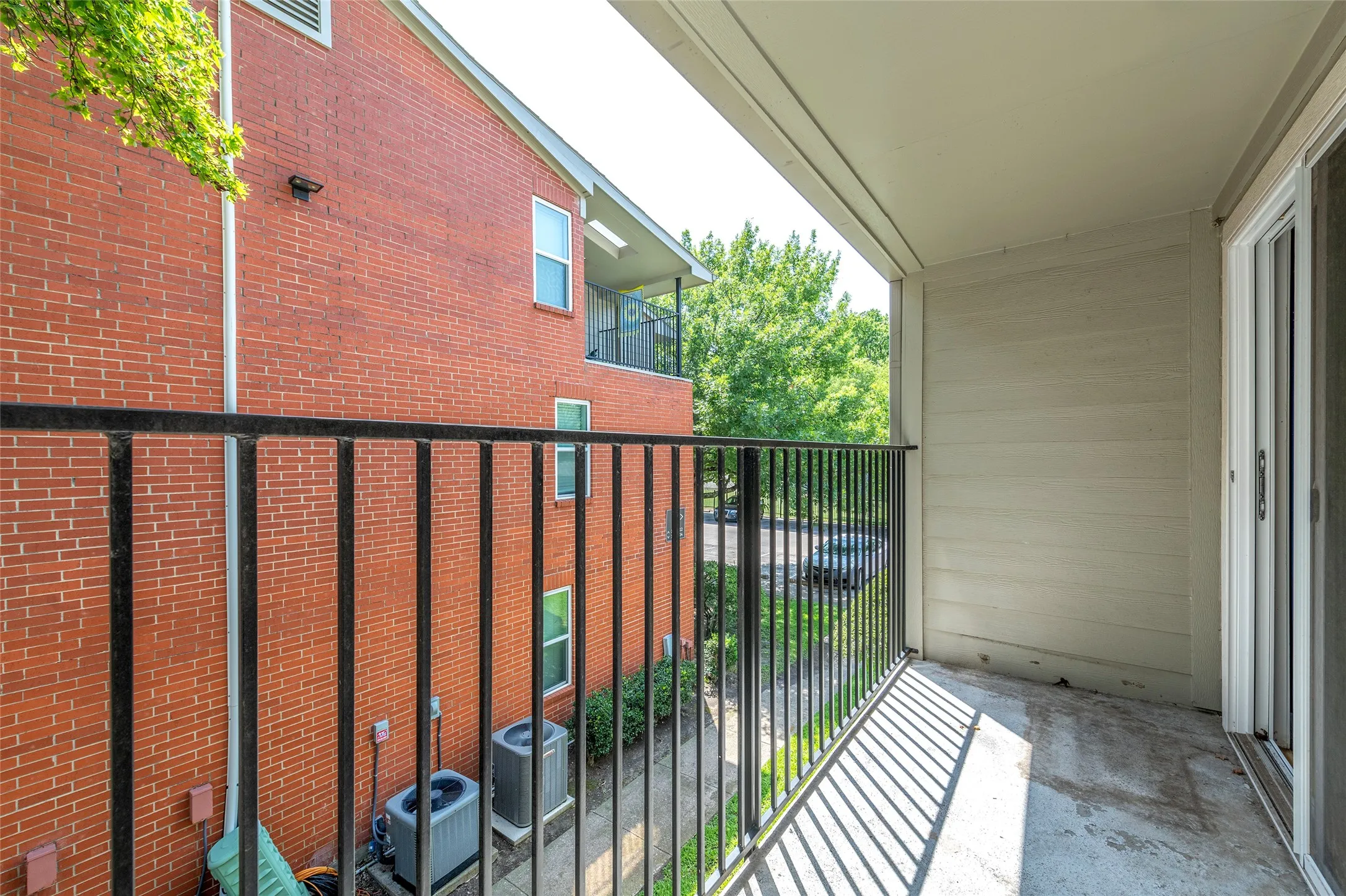 Condominium For Sale in Dallas County , 6900 Skillman Street 305, Dallas, Texas 75231, 2 Bedroom, 2 Bathroom, Garage spaces, 964 Sqft, built in 1981, mls#21313316, Real Estate Agent in Dallas, Homes For Sale in Dallas county, Homes For Sale in Dallas, Realtor in Dallas Texas, Real Estate Brokerage Independent Realty Texas, Luminita Cordes Realtor