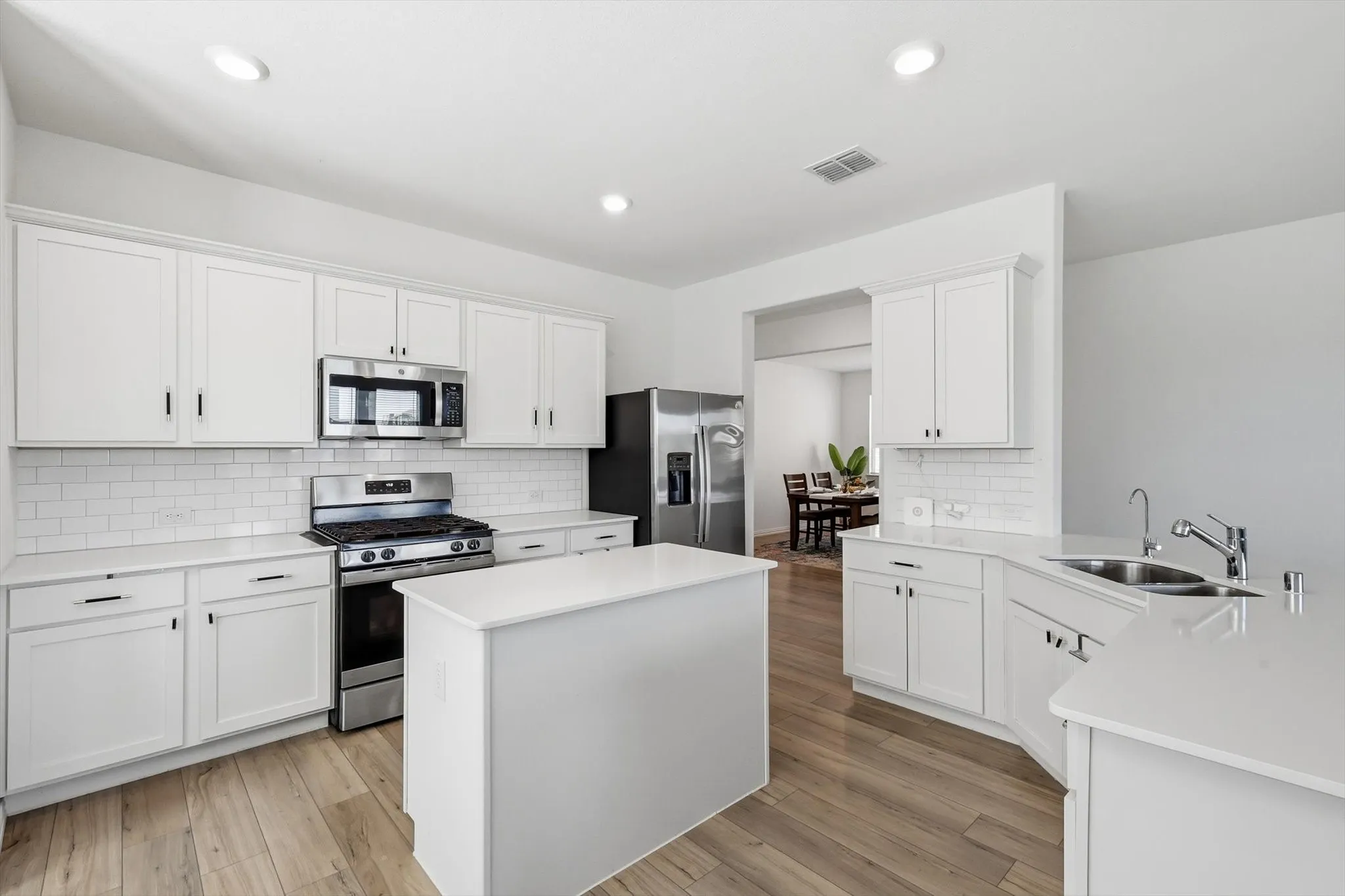 The single level sink peninsula provides a large work space with room for guests to sit on the opposite side.