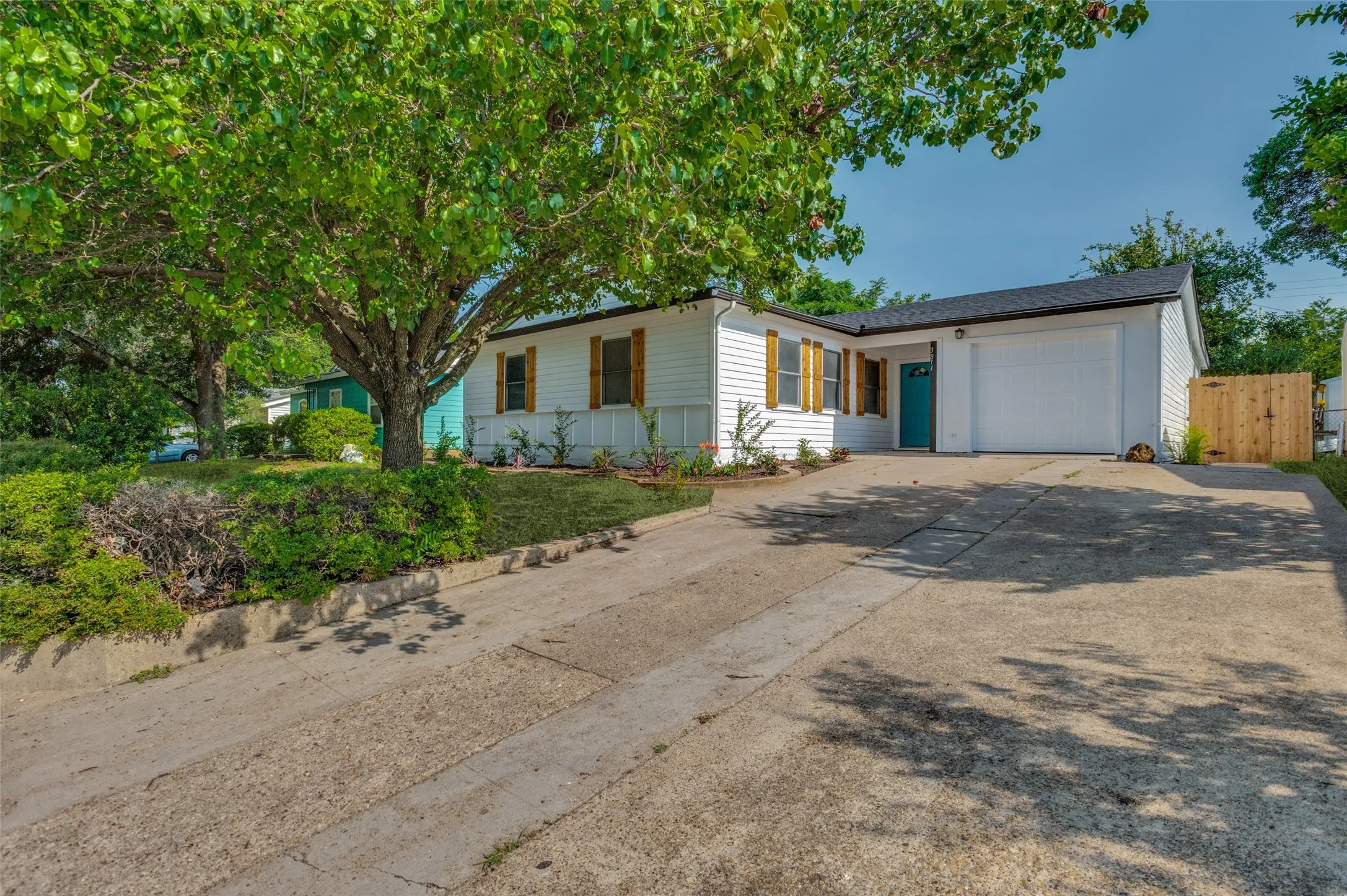 Single Family Residence For Sale in Dallas County , 3811 Rolinda Drive, Dallas, Texas 75211, 4 Bedroom, 2 Bathroom, 1 Garage spaces, 1,843 Sqft, built in 1956, mls#21314302, Real Estate Agent in Dallas, Homes For Sale in Dallas county, Homes For Sale in Dallas, Realtor in Dallas Texas, Real Estate Brokerage Independent Realty Texas, Luminita Cordes Realtor