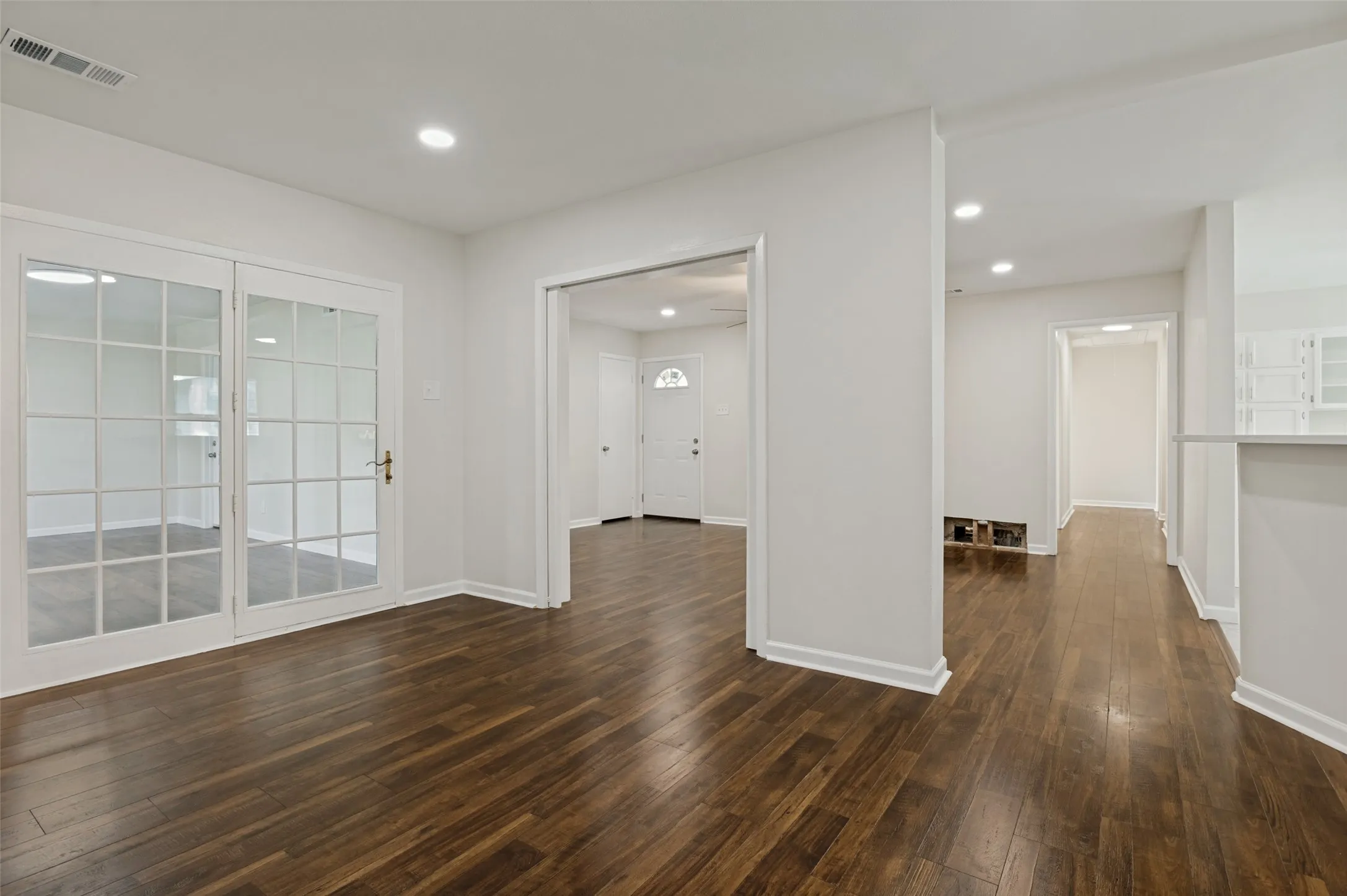 Single Family Residence For Sale in Dallas County , 3811 Rolinda Drive, Dallas, Texas 75211, 4 Bedroom, 2 Bathroom, 1 Garage spaces, 1,843 Sqft, built in 1956, mls#21314302, Real Estate Agent in Dallas, Homes For Sale in Dallas county, Homes For Sale in Dallas, Realtor in Dallas Texas, Real Estate Brokerage Independent Realty Texas, Luminita Cordes Realtor