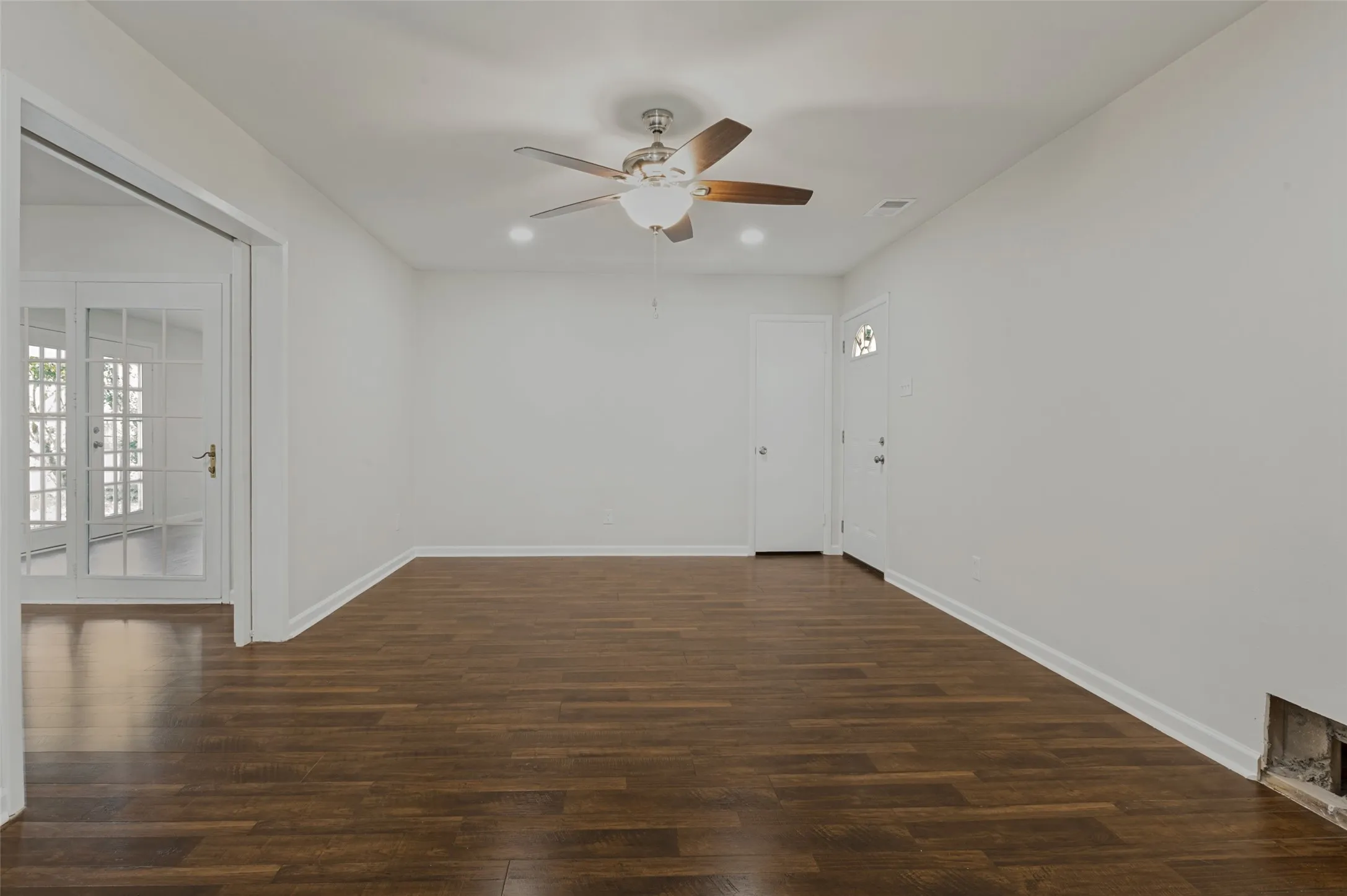 Single Family Residence For Sale in Dallas County , 3811 Rolinda Drive, Dallas, Texas 75211, 4 Bedroom, 2 Bathroom, 1 Garage spaces, 1,843 Sqft, built in 1956, mls#21314302, Real Estate Agent in Dallas, Homes For Sale in Dallas county, Homes For Sale in Dallas, Realtor in Dallas Texas, Real Estate Brokerage Independent Realty Texas, Luminita Cordes Realtor