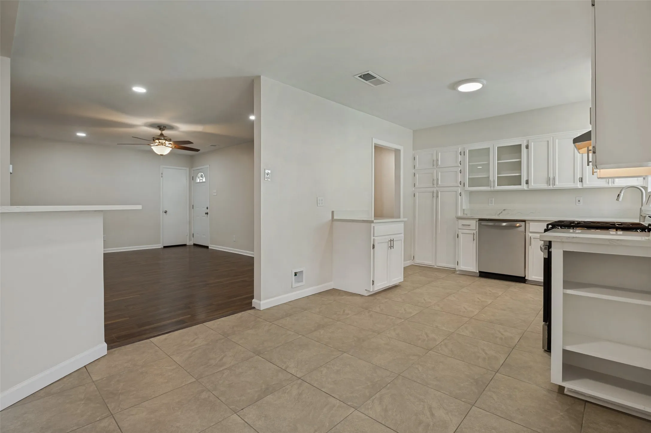 Single Family Residence For Sale in Dallas County , 3811 Rolinda Drive, Dallas, Texas 75211, 4 Bedroom, 2 Bathroom, 1 Garage spaces, 1,843 Sqft, built in 1956, mls#21314302, Real Estate Agent in Dallas, Homes For Sale in Dallas county, Homes For Sale in Dallas, Realtor in Dallas Texas, Real Estate Brokerage Independent Realty Texas, Luminita Cordes Realtor