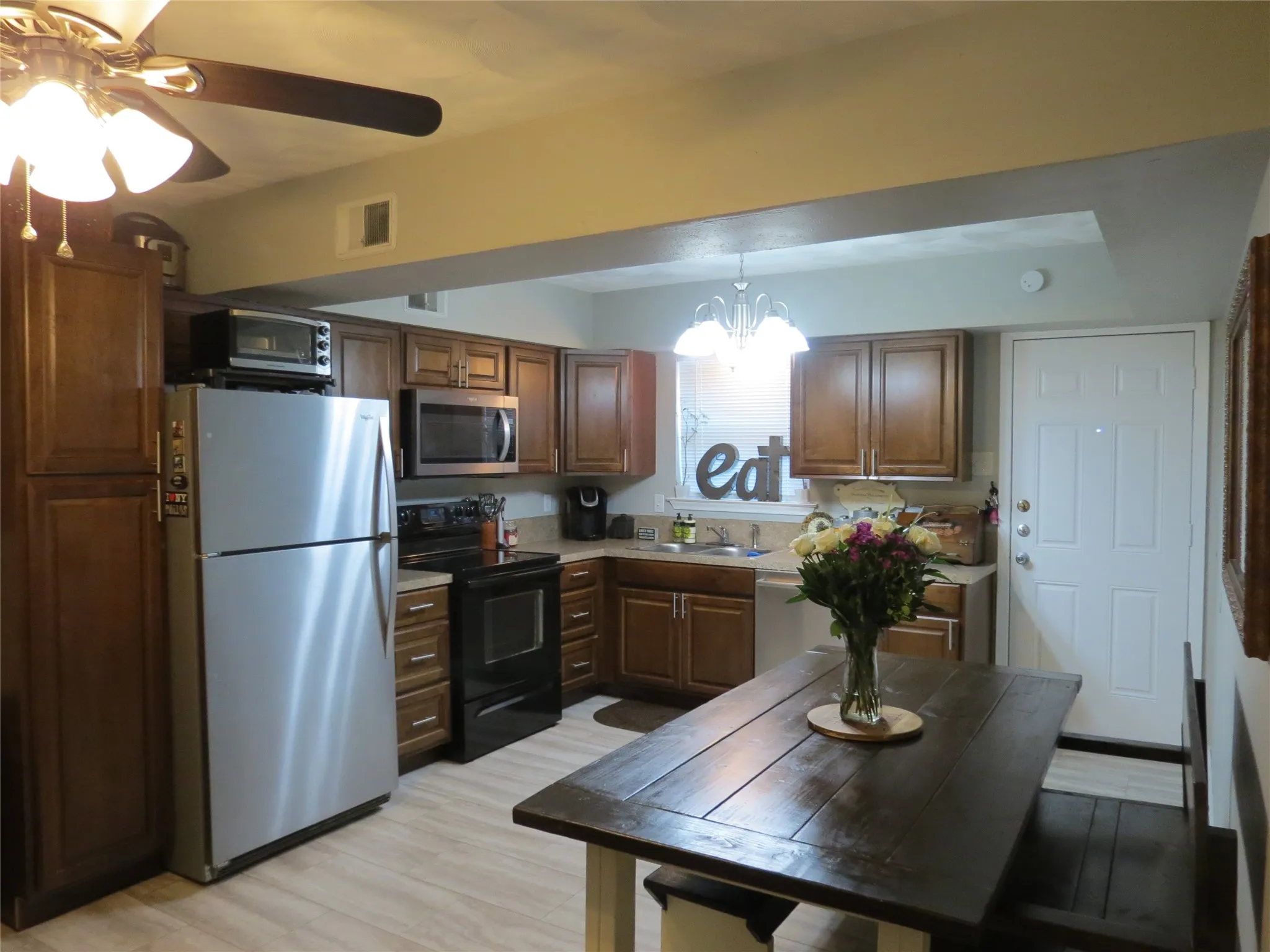 Duplex For Rent in Dallas County , 10905 Lake Gardens Drive, Dallas, Texas 75218, 2 Bedroom, 1 Bathroom, 1 Garage spaces, 1,400 Sqft, built in 1958, mls#21314318, Real Estate Agent in Dallas, Homes For Rent in Dallas county, Homes For Rent in Dallas, Realtor in Dallas Texas, Real Estate Brokerage Independent Realty Texas, Luminita Cordes Realtor