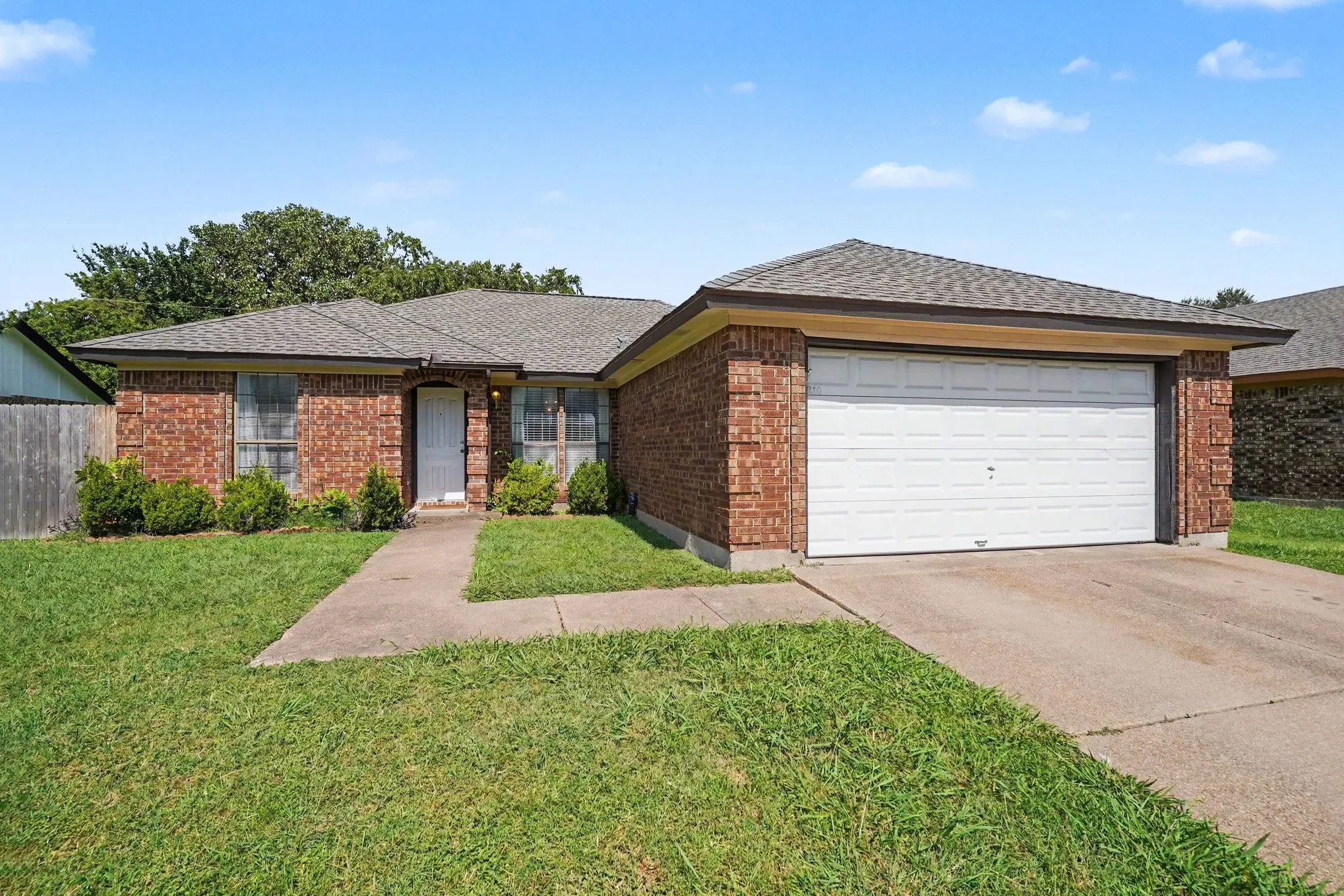 Single Family Residence For Sale in Tarrant County , 6210 Valley Forge Court, Arlington, Texas 76002, 3 Bedroom, 2 Bathroom, 2 Garage spaces, 1,398 Sqft, built in 1986, mls#21314152, Real Estate Agent in Arlington, Homes For Sale in Tarrant county, Homes For Sale in Arlington, Realtor in Arlington Texas, Real Estate Brokerage Independent Realty Texas, Luminita Cordes Realtor