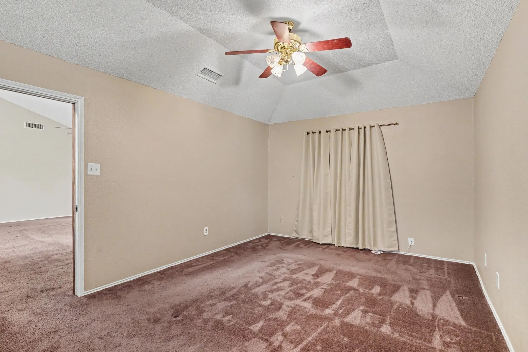 Single Family Residence For Sale in Tarrant County , 6210 Valley Forge Court, Arlington, Texas 76002, 3 Bedroom, 2 Bathroom, 2 Garage spaces, 1,398 Sqft, built in 1986, mls#21314152, Real Estate Agent in Arlington, Homes For Sale in Tarrant county, Homes For Sale in Arlington, Realtor in Arlington Texas, Real Estate Brokerage Independent Realty Texas, Luminita Cordes Realtor