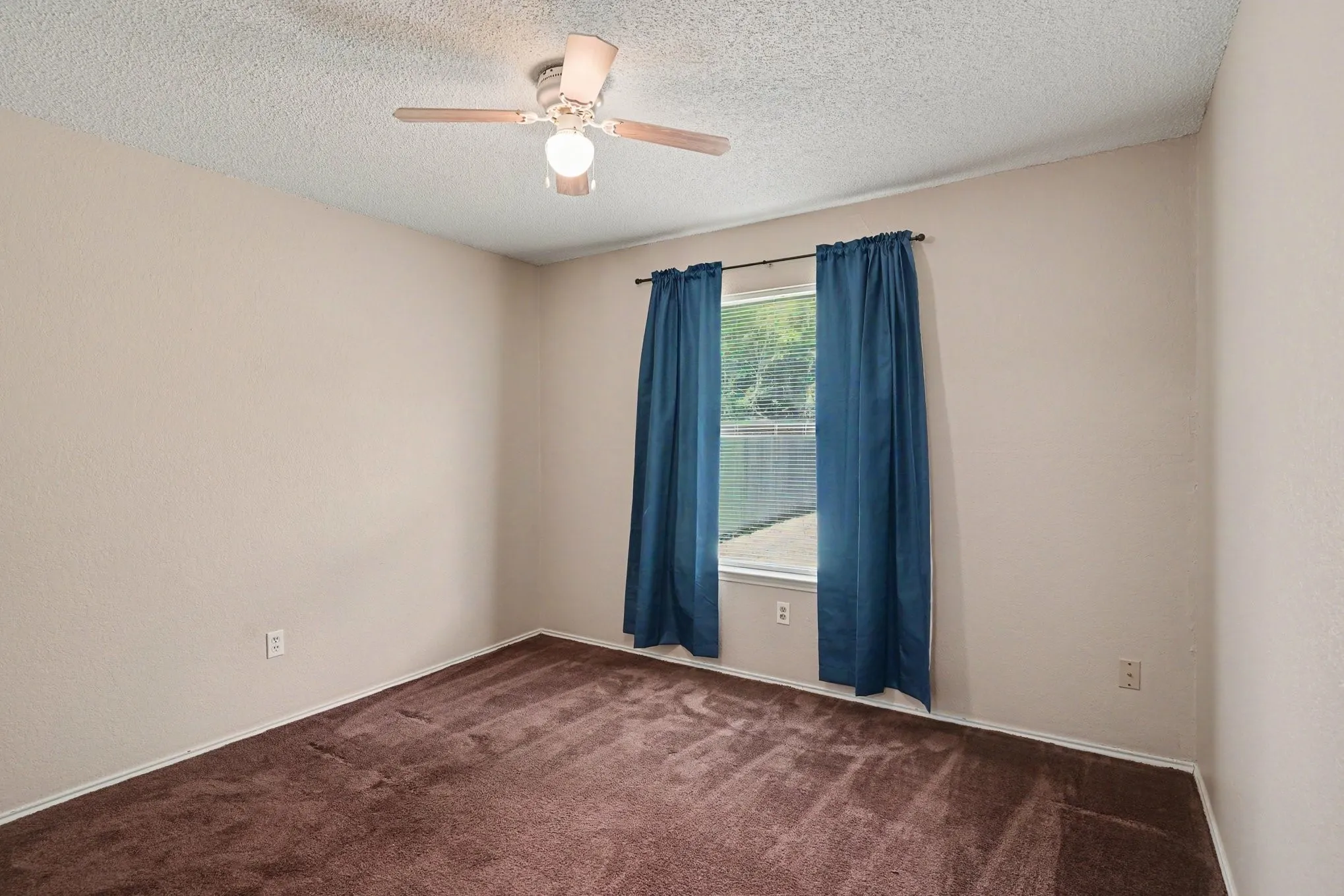 Single Family Residence For Sale in Tarrant County , 6210 Valley Forge Court, Arlington, Texas 76002, 3 Bedroom, 2 Bathroom, 2 Garage spaces, 1,398 Sqft, built in 1986, mls#21314152, Real Estate Agent in Arlington, Homes For Sale in Tarrant county, Homes For Sale in Arlington, Realtor in Arlington Texas, Real Estate Brokerage Independent Realty Texas, Luminita Cordes Realtor