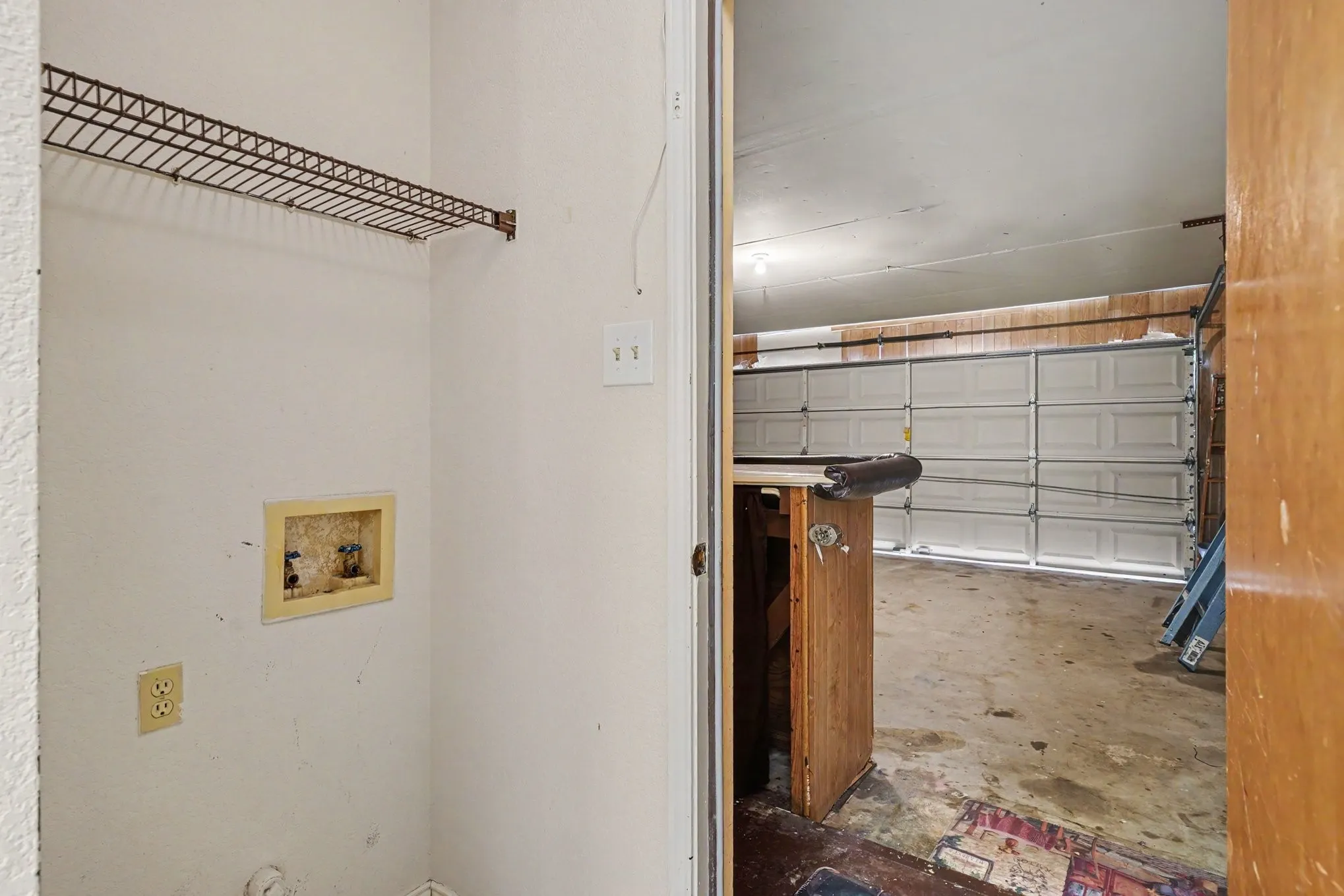 Single Family Residence For Sale in Tarrant County , 6210 Valley Forge Court, Arlington, Texas 76002, 3 Bedroom, 2 Bathroom, 2 Garage spaces, 1,398 Sqft, built in 1986, mls#21314152, Real Estate Agent in Arlington, Homes For Sale in Tarrant county, Homes For Sale in Arlington, Realtor in Arlington Texas, Real Estate Brokerage Independent Realty Texas, Luminita Cordes Realtor
