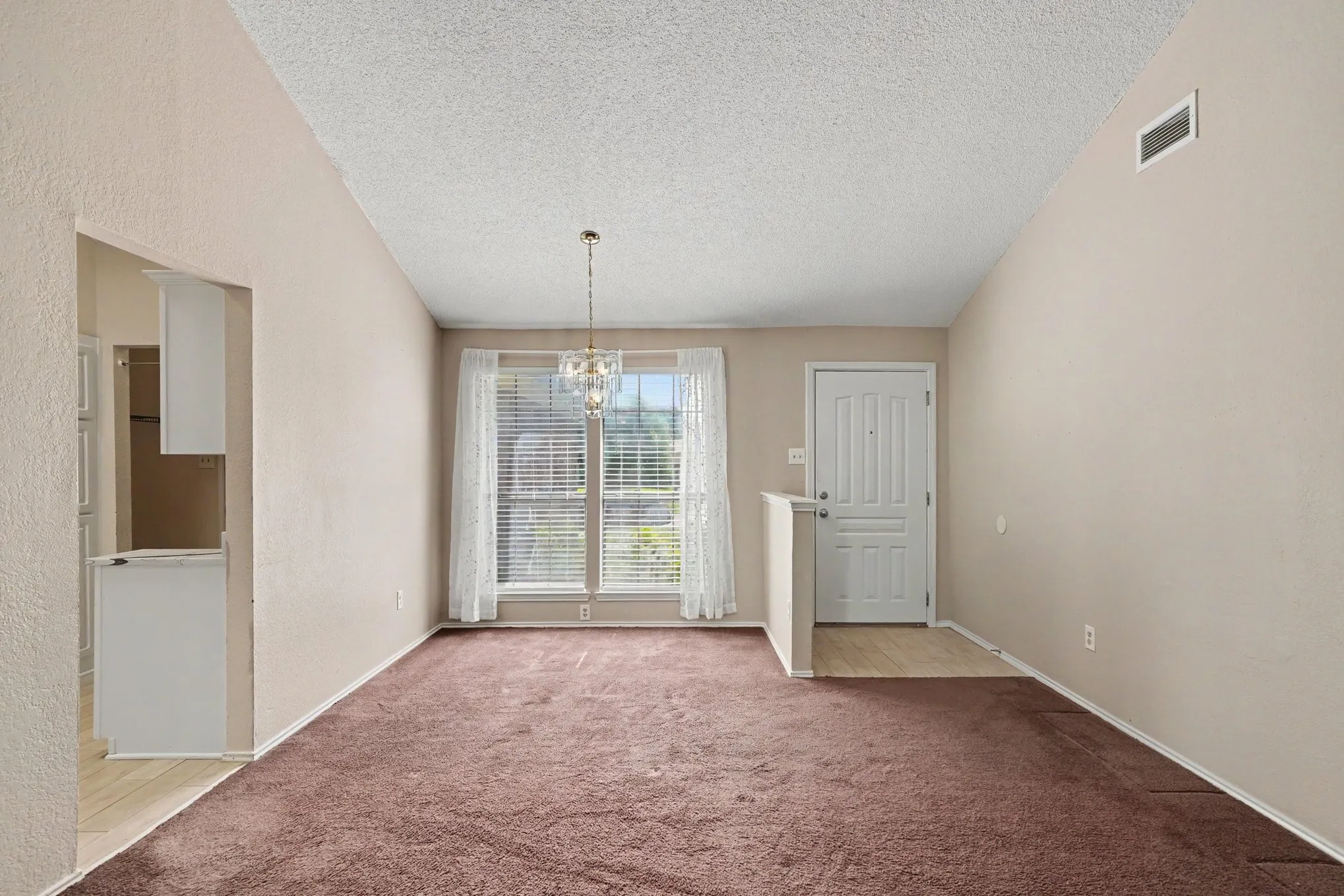 Single Family Residence For Sale in Tarrant County , 6210 Valley Forge Court, Arlington, Texas 76002, 3 Bedroom, 2 Bathroom, 2 Garage spaces, 1,398 Sqft, built in 1986, mls#21314152, Real Estate Agent in Arlington, Homes For Sale in Tarrant county, Homes For Sale in Arlington, Realtor in Arlington Texas, Real Estate Brokerage Independent Realty Texas, Luminita Cordes Realtor