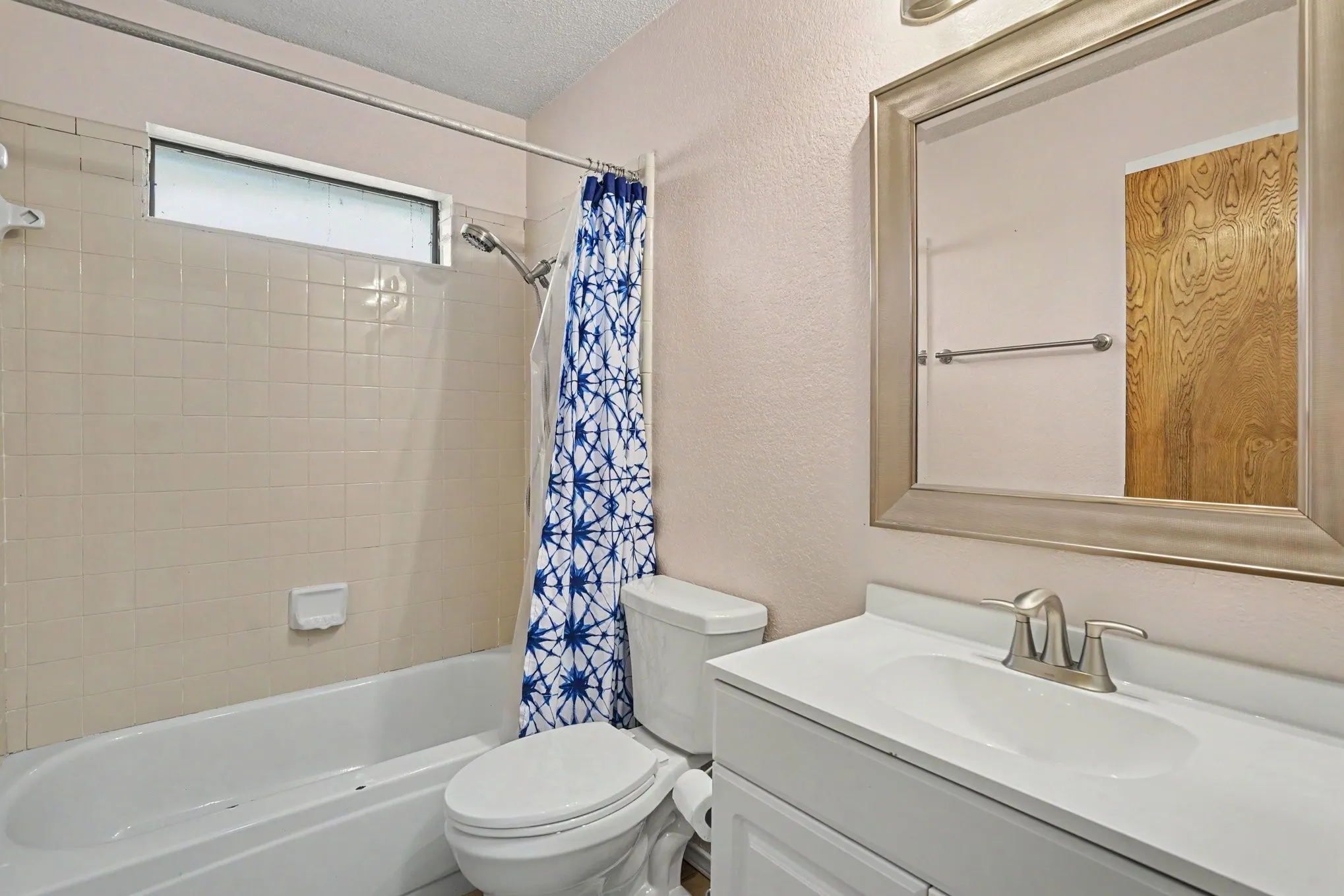 Single Family Residence For Sale in Tarrant County , 6210 Valley Forge Court, Arlington, Texas 76002, 3 Bedroom, 2 Bathroom, 2 Garage spaces, 1,398 Sqft, built in 1986, mls#21314152, Real Estate Agent in Arlington, Homes For Sale in Tarrant county, Homes For Sale in Arlington, Realtor in Arlington Texas, Real Estate Brokerage Independent Realty Texas, Luminita Cordes Realtor