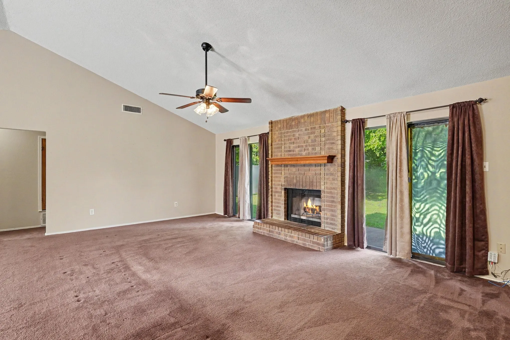 Single Family Residence For Sale in Tarrant County , 6210 Valley Forge Court, Arlington, Texas 76002, 3 Bedroom, 2 Bathroom, 2 Garage spaces, 1,398 Sqft, built in 1986, mls#21314152, Real Estate Agent in Arlington, Homes For Sale in Tarrant county, Homes For Sale in Arlington, Realtor in Arlington Texas, Real Estate Brokerage Independent Realty Texas, Luminita Cordes Realtor